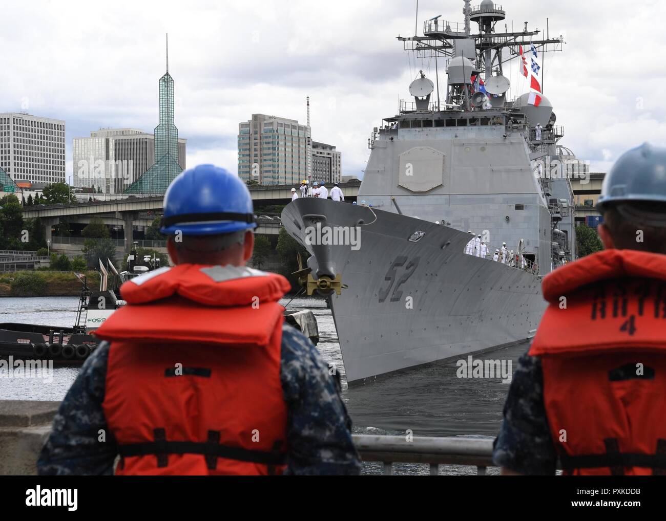 PORTLAND (Orégon, le 8 juin 2017) Les marins de l'Emory S. Land-sous-marin USS Frank offres câble (40) se préparer à amarrer le Ticonderoga classe de croiseur lance-missiles USS Bunker Hill (CG 52) qu'elle arrivera à Portland pour la semaine du Festival. Le festival de Portland et la Fleet Week sont une célébration de la mer avec des services marins, marines, et les membres de la Garde côtière des États-Unis et du Canada faisant de la ville un port d'escale. Banque D'Images