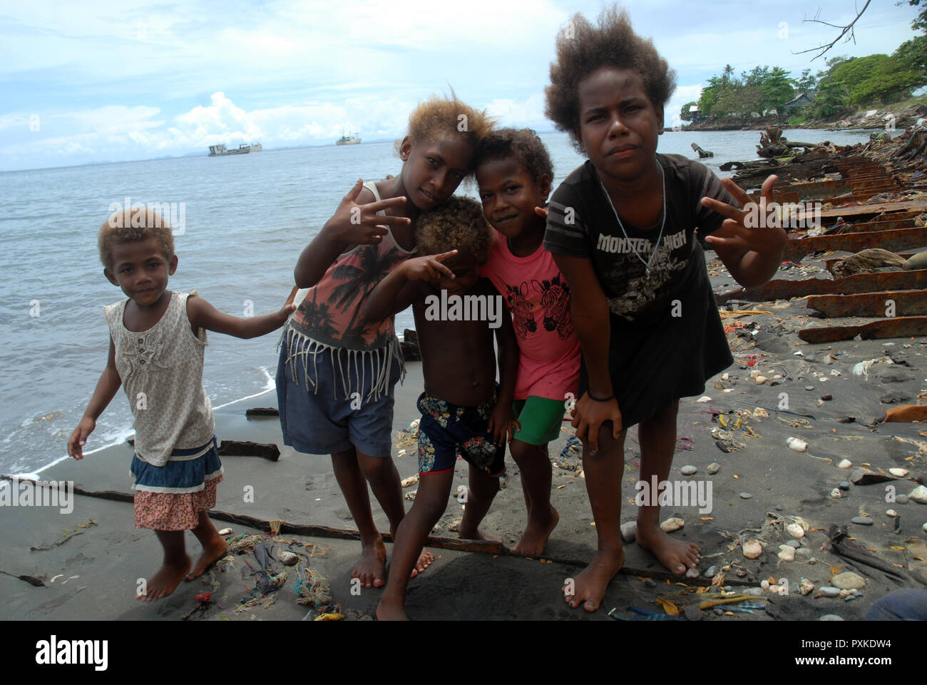 Groupe d'enfants sur plage jonchée, Honiara, Îles Salomon Photo Stock -  Alamy