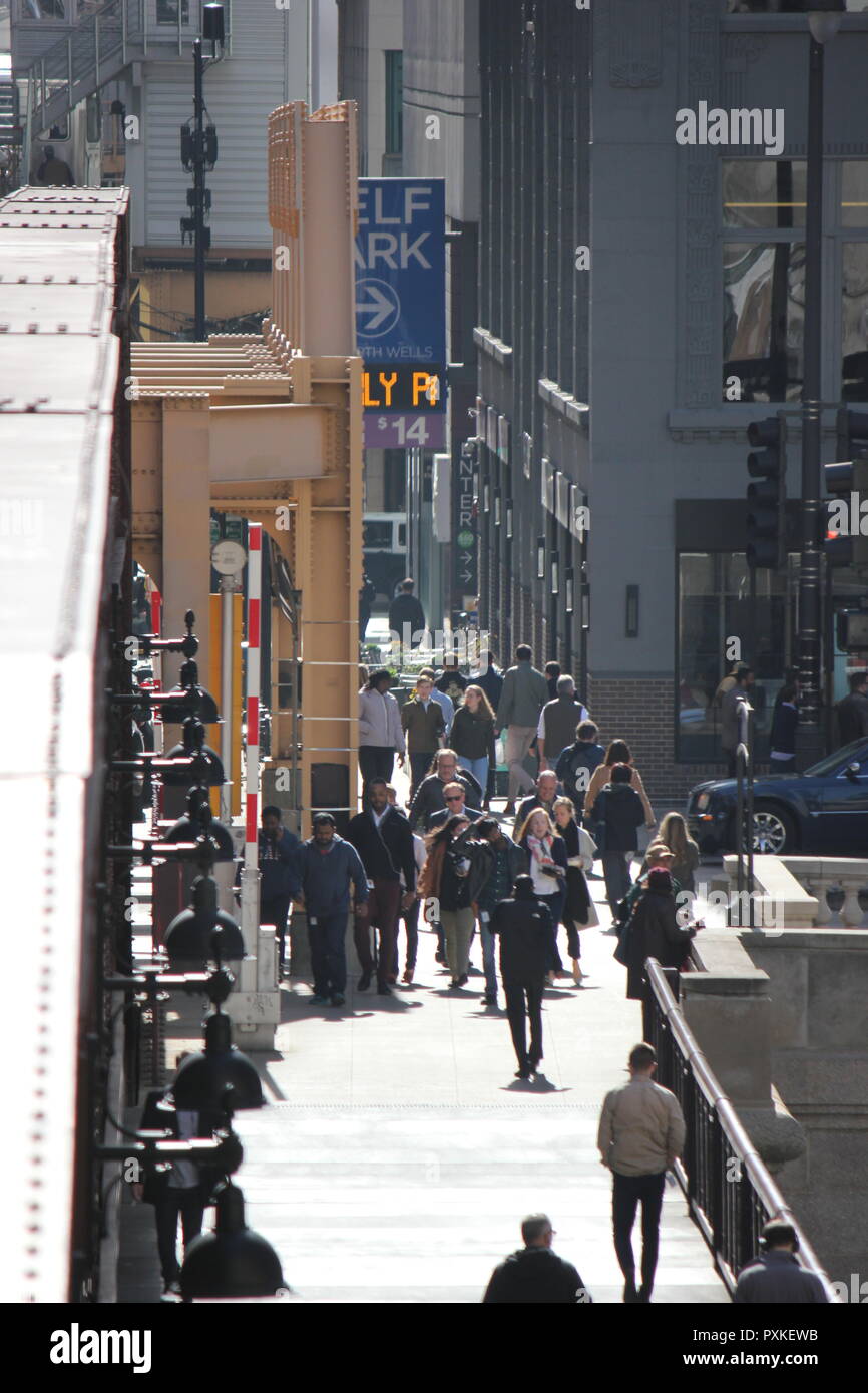 Le centre-ville de Chicago, le déjeuner foule marchant sur le pont de la rue des puits sur une journée d'automne ensoleillée. Banque D'Images