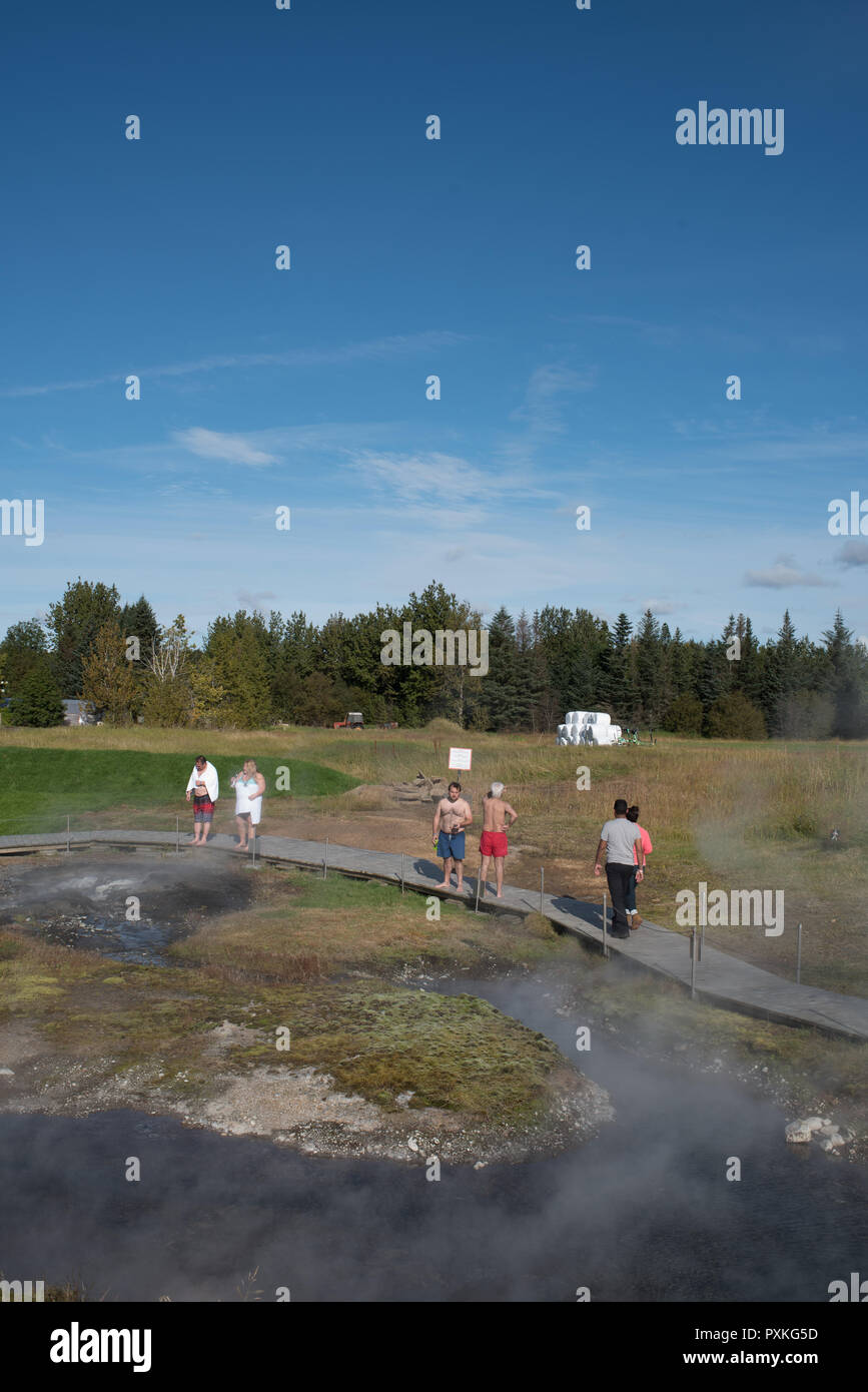 Eaux thermales en Islande. Gamla Laughin, mieux connu comme Secret Lagoon est la plus ancienne piscine dans le pays, à Fludir. Soth Islande Banque D'Images