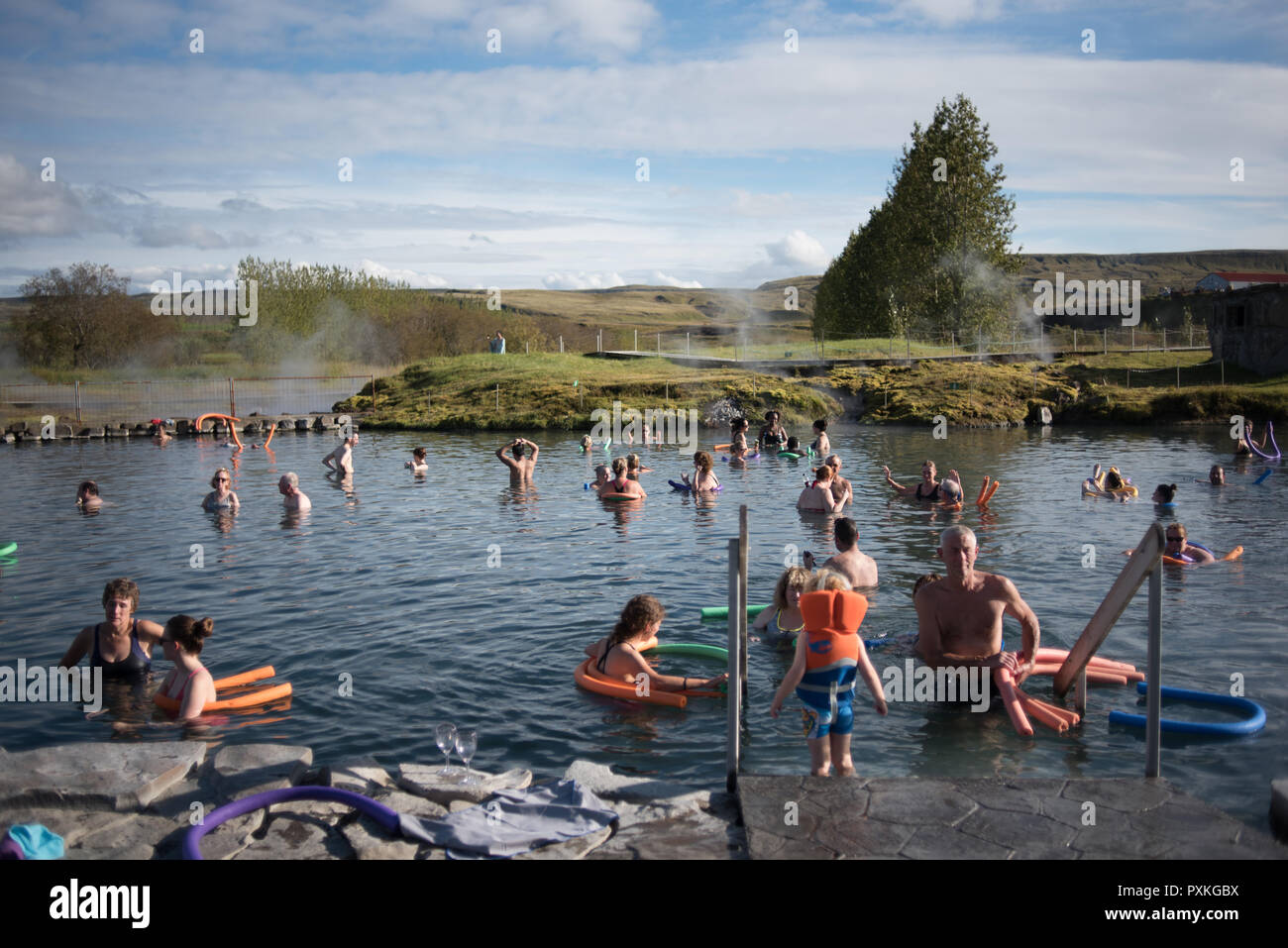 Eaux thermales en Islande. Gamla Laughin, mieux connu comme Secret Lagoon est la plus ancienne piscine dans le pays, à Fludir. Soth Islande Banque D'Images