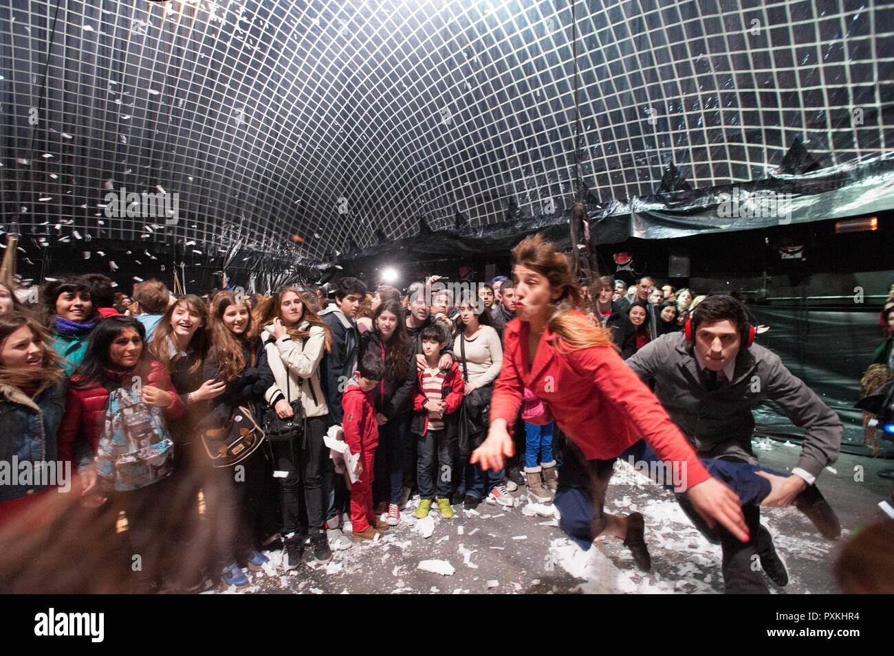 Le spectacle 'Fuerza Bruta' dans son propre théâtre dans le Centre Culturel Recoleta Banque D'Images