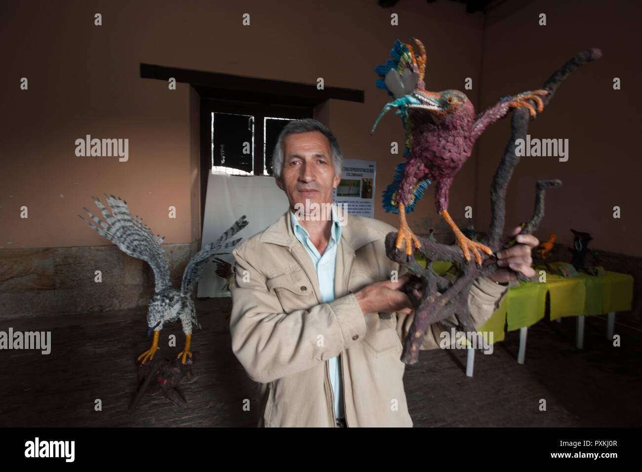 Alejandro Salazar est un caractère sui generis, il a fondé la plus grande partie de sa vie dans la recherche ornithologique et jouer près d'oiseaux scientifiquement Atelys Banque D'Images