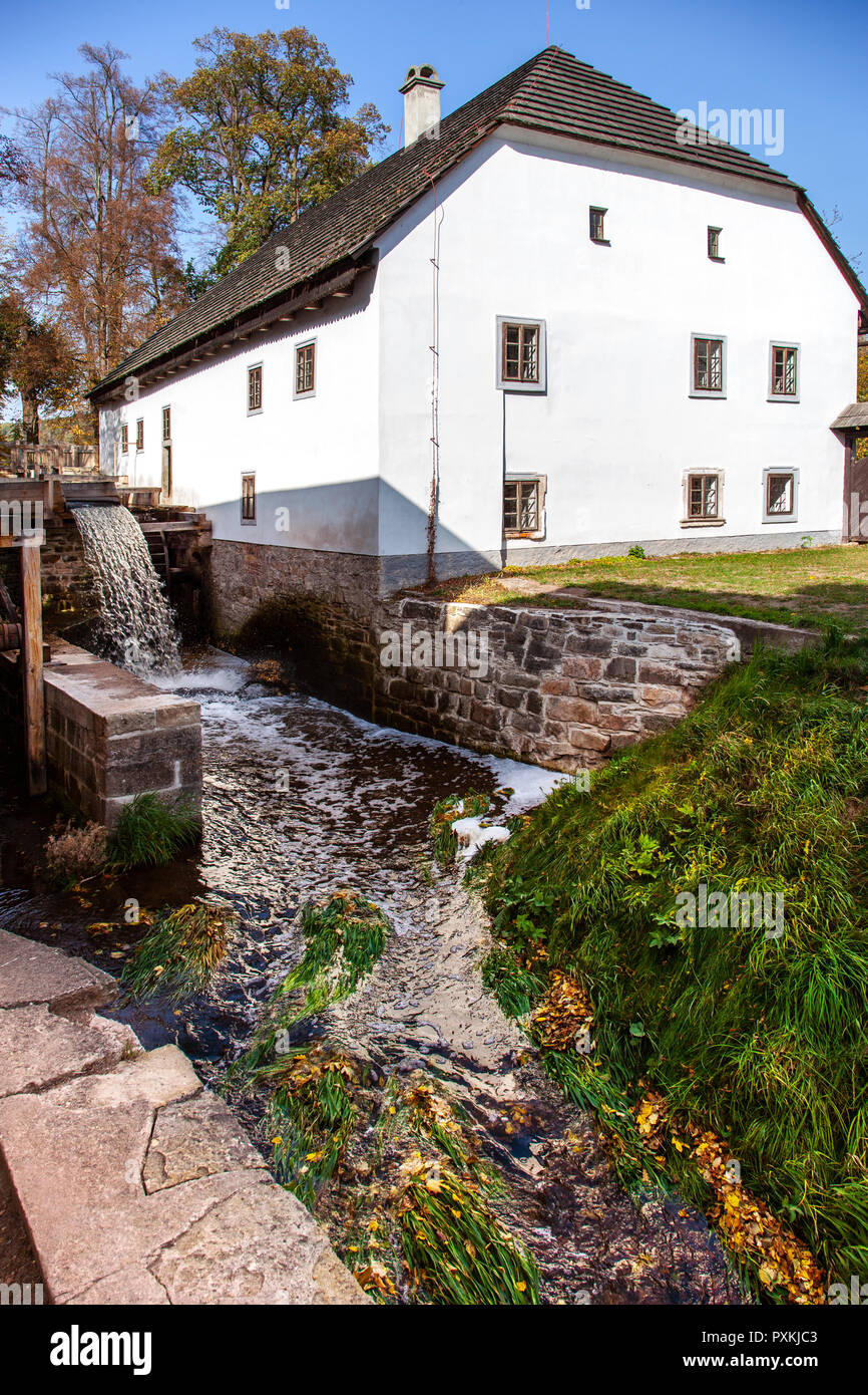 Un Rudrův mlýn vodní mandl, Ratibořice, Babiččino údolí, Česká republika / Rudr Ratiborice, moulin à eau, la région de Bohême de l'Est, République Tchèque Banque D'Images