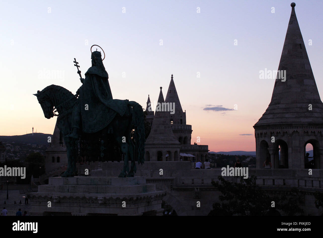Silhouette de la statue de Saint Stephen montant un cheval au coucher du soleil Banque D'Images