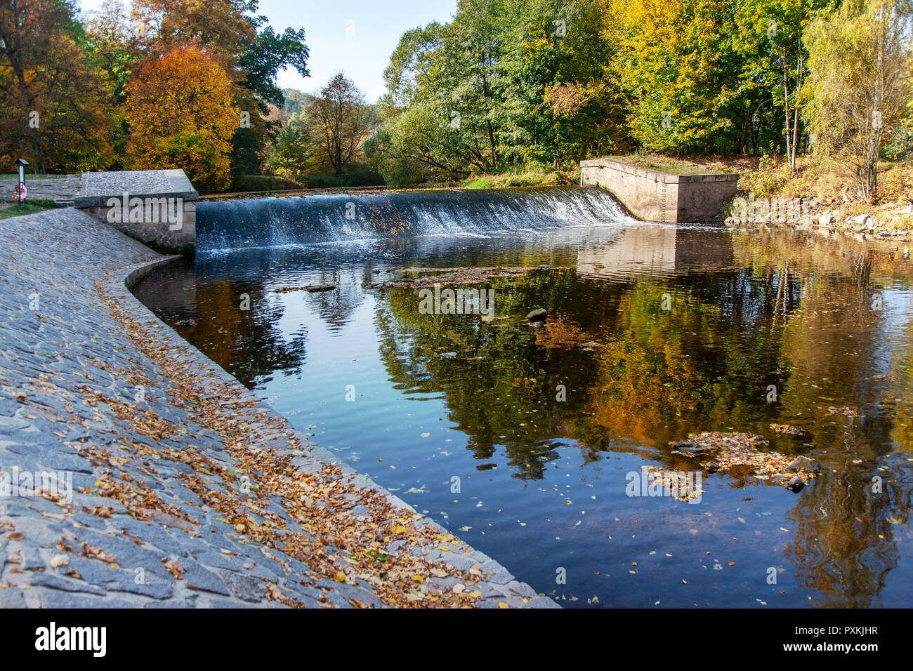 Viktorčin Babiččino splav, Ratibořice, údolí, Česká republika / weir sur la rivière Upa, Ratiborice, la région de Bohême de l'Est, République Tchèque Banque D'Images