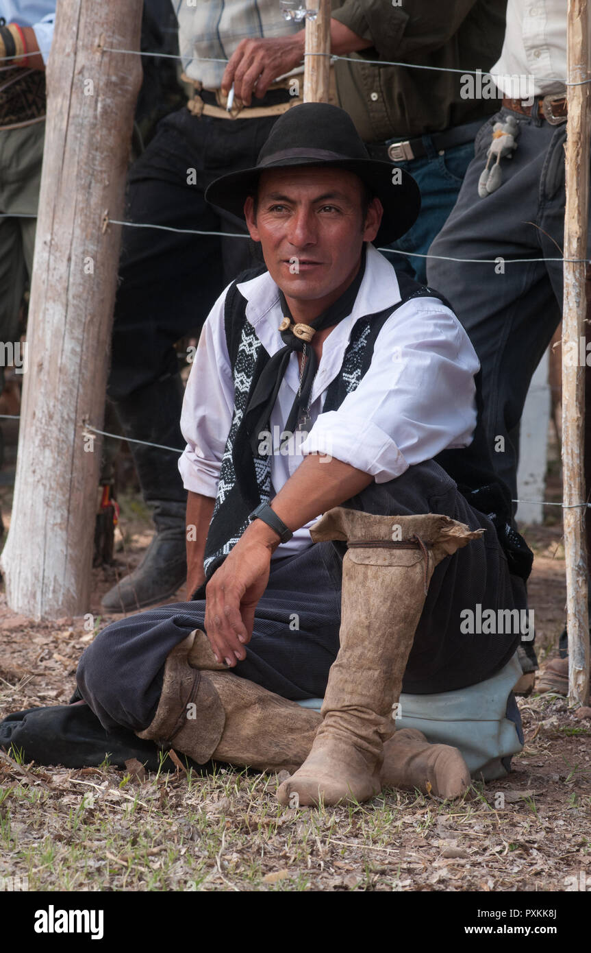 'Une jineteada Gaucha" au cours de la célébration annuelle de l'agriculture Malargue. Bien que la région est désertique de la pomme de terre et l'élevage ovin et caprin un Banque D'Images