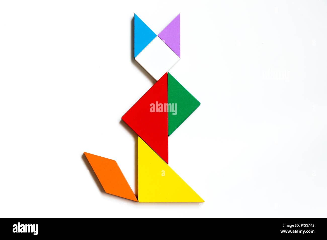 Casse Tete Tangram En Bois Colore En Forme De Chat Assis Sur Fond Blanc Photo Stock Alamy