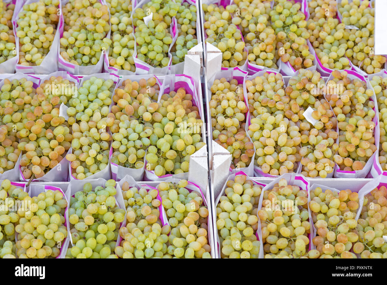 Raisins frais à la vente à un décrochage du marché en Allemagne Banque D'Images