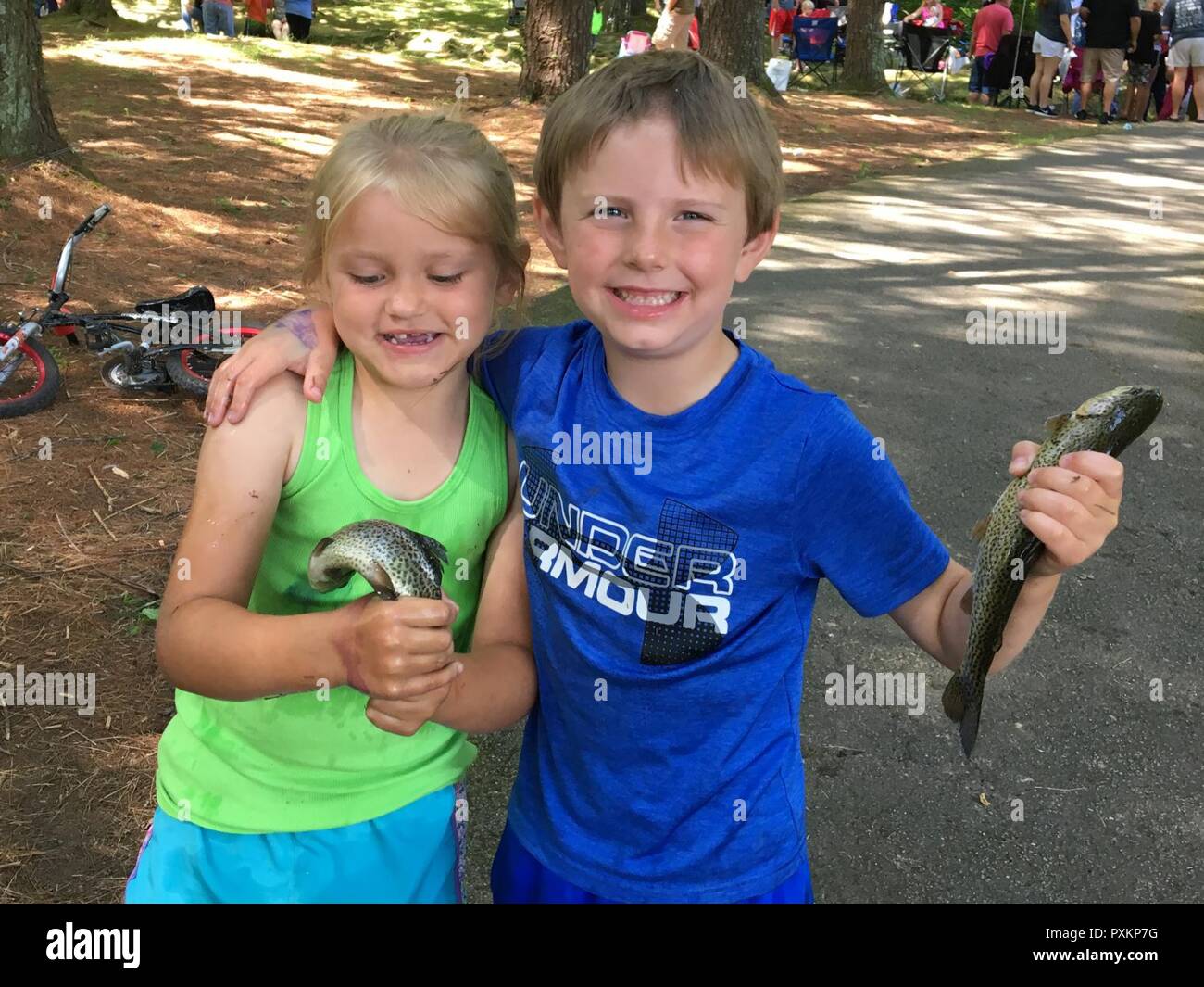 Plusieurs enfants tenir la truite arc-en-ils pris au cours de la 20e édition du rodéo de pêche pour les enfants 10 juin 2017 à la Dale Hollow National Fish Hatchery. Banque D'Images