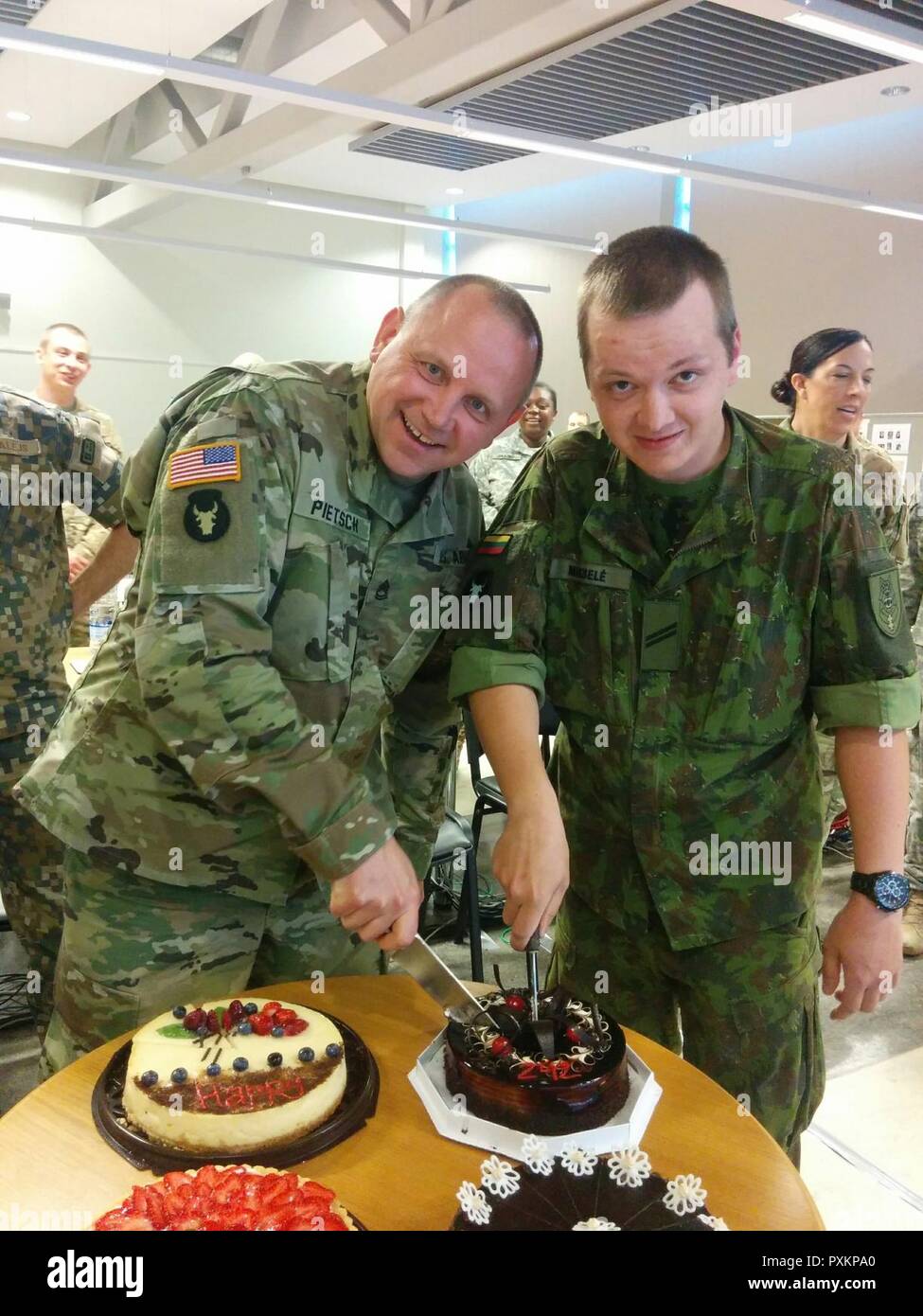 Riga Lettonie Armees International A Celebre Le 242e Anniversaire Au Cours De L Effort De Greve 17 Sabre Une Nouvelle Prise Sur Une Vieille Tradition L On Voit Ici Le Plus Vieux Soldat