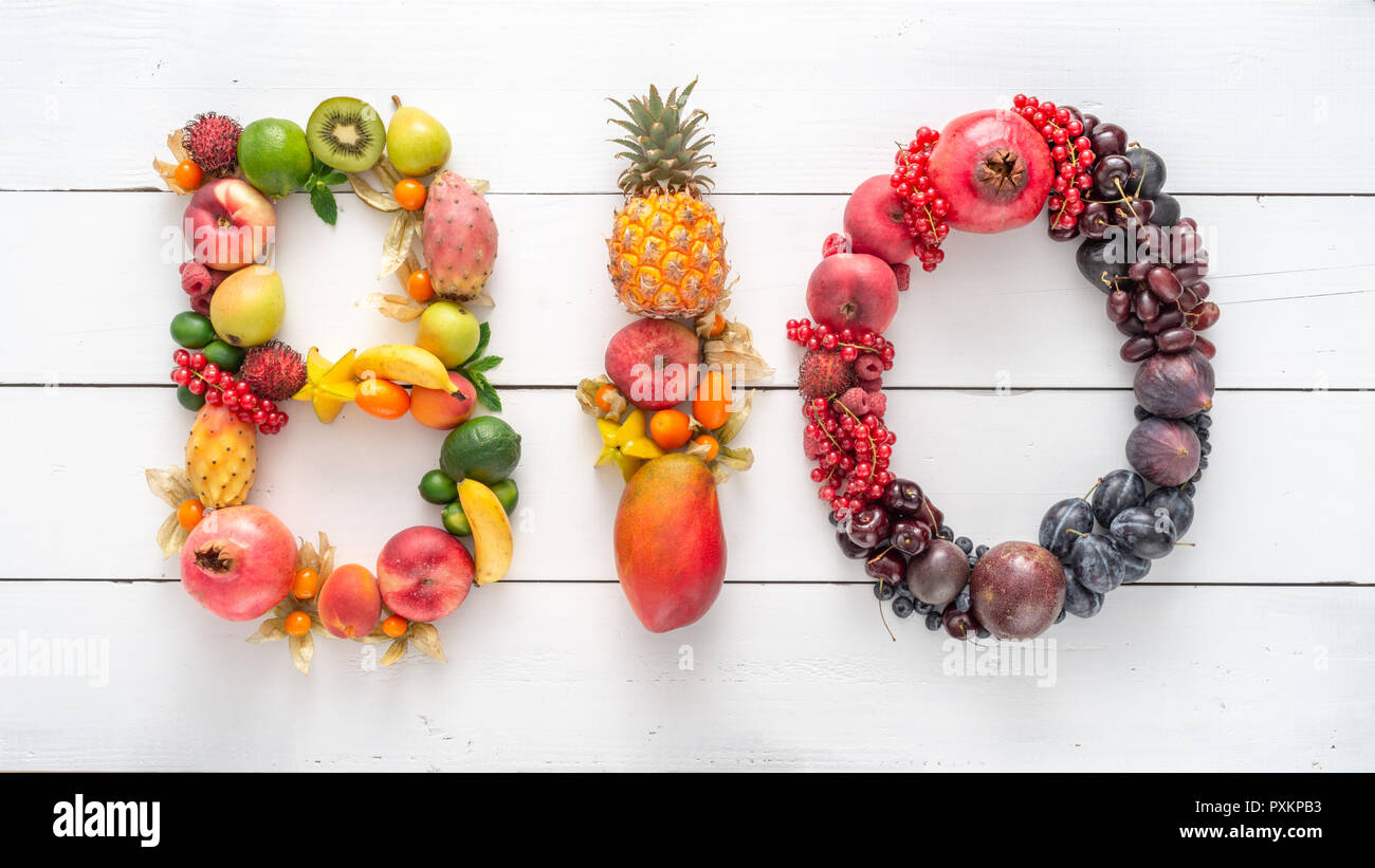 Le mot 'bio' écrit avec fruits colorés. Typographie faite à partir d'objets. Banque D'Images