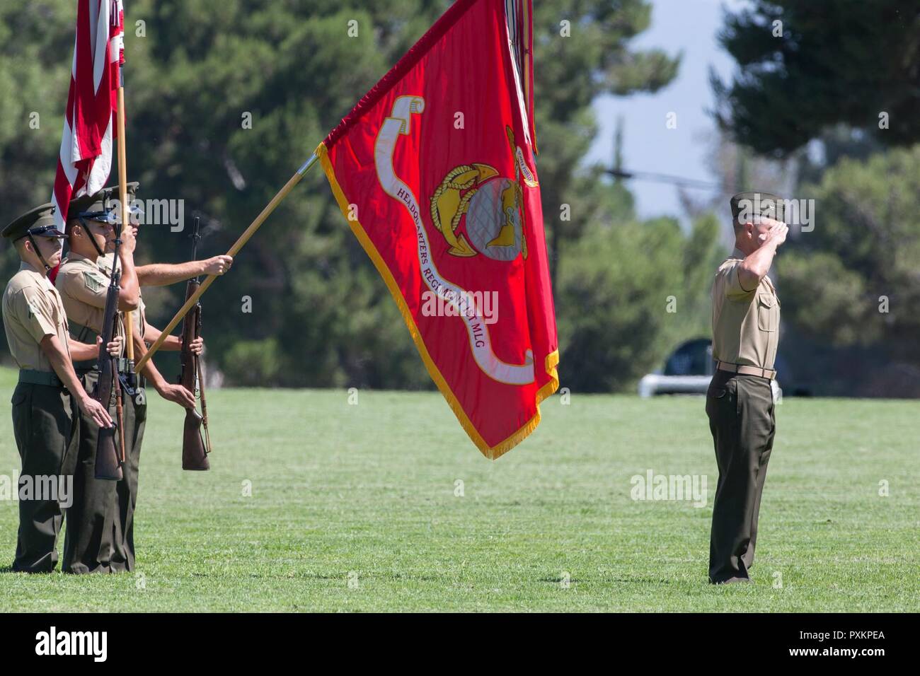 Le colonel des marines américain Philip N. Frietze rend honneurs comme l'hymne national est joué pendant le siège, 1er Régiment de Marine Logistics Group, cérémonie de passation de commandement, le Camp Pendleton, en Californie, le 15 juin 2017. La cérémonie comprenait marching des couleurs, passant du drapeau régimentaire, présentant le Colonel Frietze sa voiture et mot de la fin de l'arrêt en sens inverse et personnel ainsi que pour le 1er Groupe logistique maritime, le brigadier général commandant. Le général David A. Ottignon. Banque D'Images