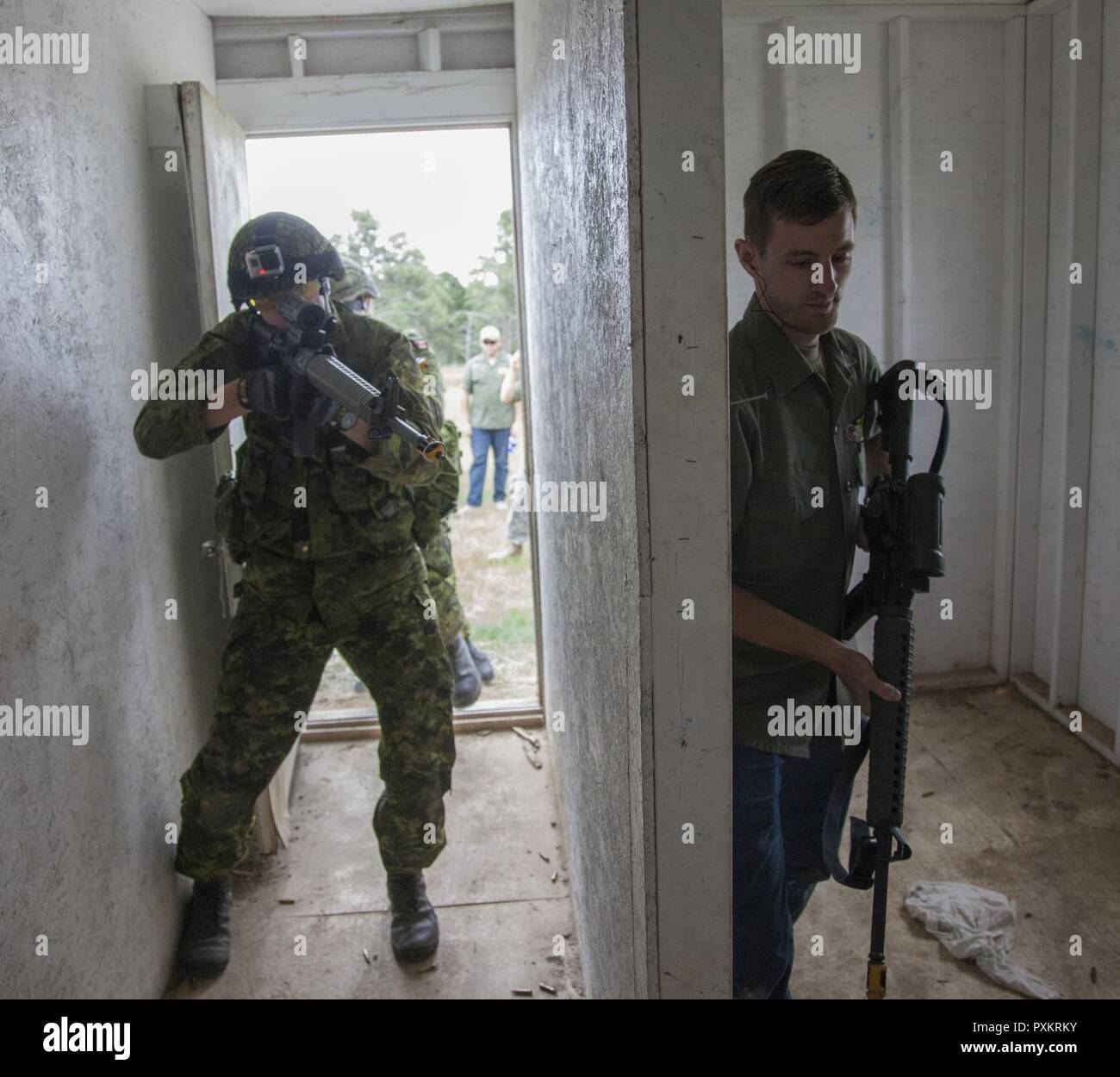 Des soldats de la 3e Division canadienne, de l'Armée canadienne se prépare à éliminer un prix alors qu'une force d'opposition est en attente d'embusquer les soldats pendant la patrouille urbaine voie de formation dans le cadre de l'exercice au Coyote d'or Ouest Camp rapide, S.D., 17 juin 2017. Le Coyote d'or l'exercice est un trois-phase, axée sur des mises en exercice mené dans les Black Hills du Dakota du Sud et le Wyoming, qui permet de se concentrer sur les commandants de mission besoins essentiels concernant la tâche, les tâches et les exercices de combat guerrier. Banque D'Images