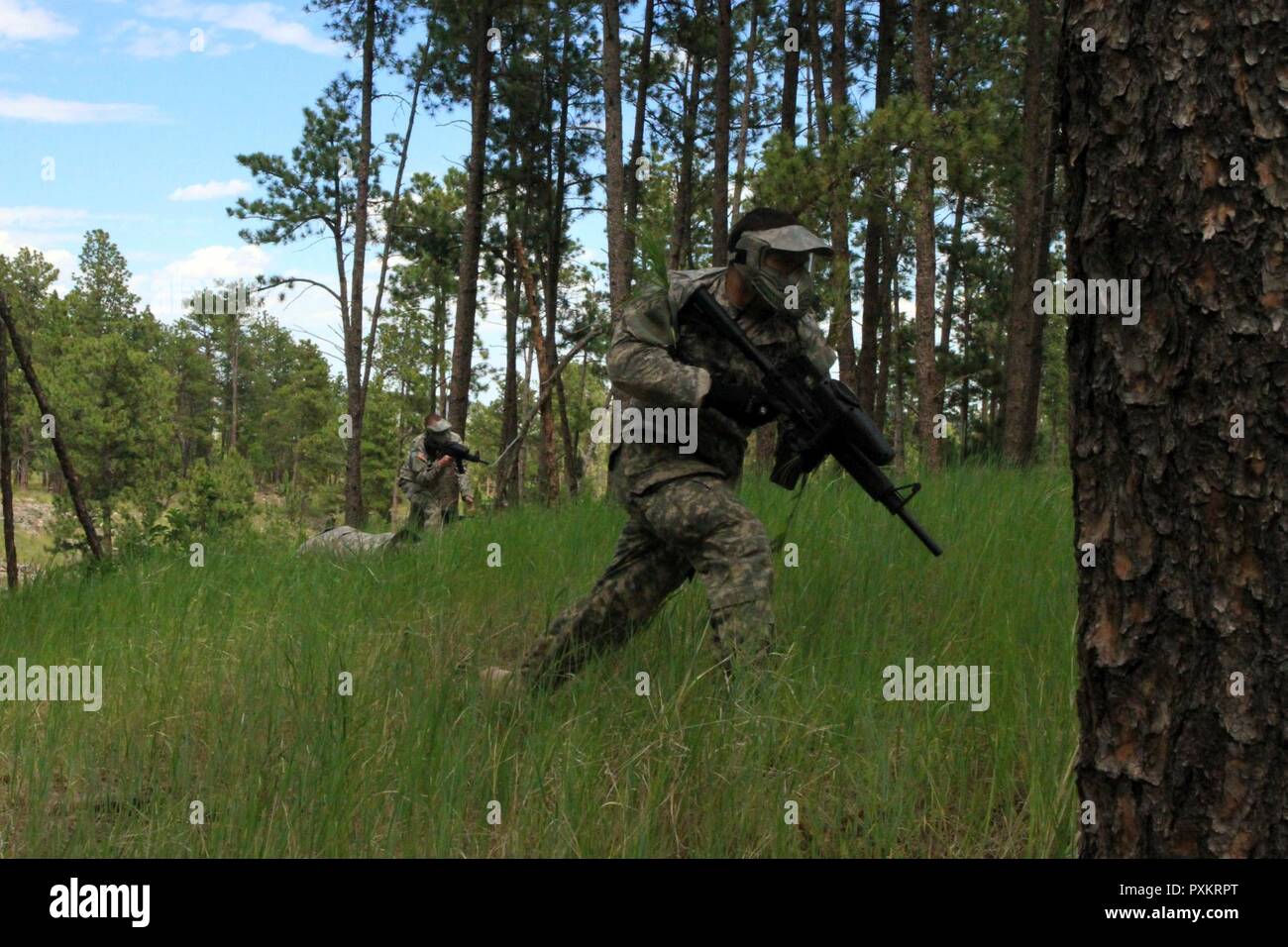 Des soldats américains de la 137e compagnie de transport, Kansas Army National Guard participer à la formation de patrouille urbaine lane au cours de l'exercice, Coyote d'or Rapid City, S.D., 15 juin 2017.Les voies de formation sont l'occasion pour les membres de services d'améliorer leurs compétences de soldat dans un contexte de simulation de combat. Banque D'Images