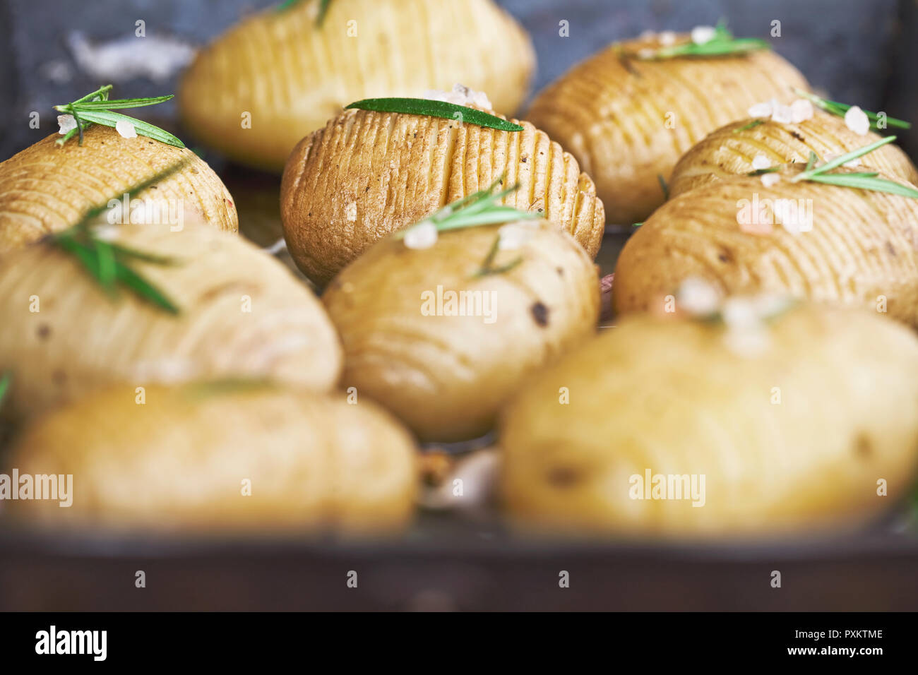 Fromage fait maison Hasselback pommes de terre. La nourriture végétarienne Banque D'Images