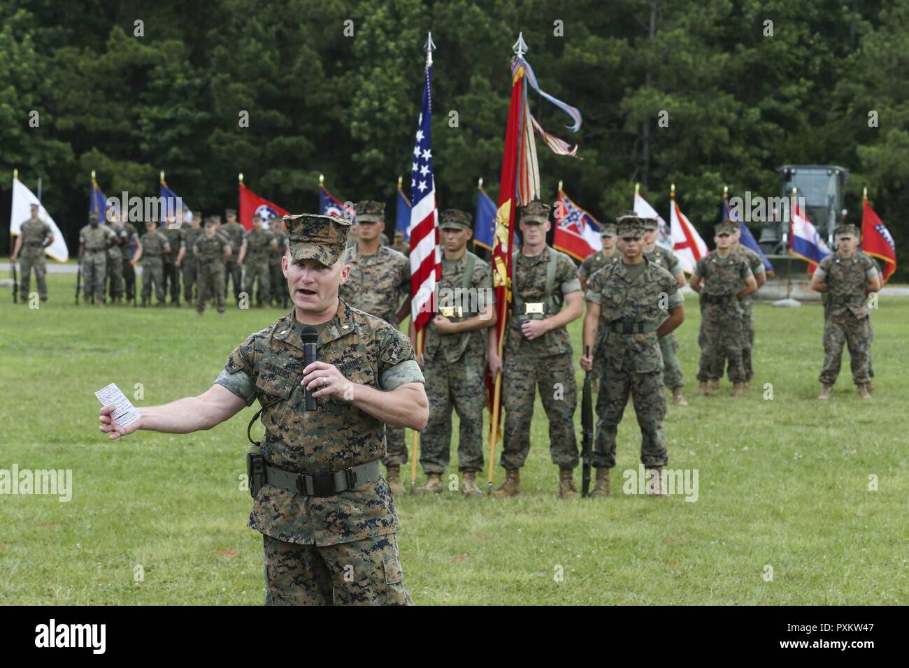 Le Lieutenant-colonel du Corps des Marines américain Todd B. Sanders parle lors de la lutte contre le bataillon logistique 22 Cérémonie de passation de commandement à Soifert sur champ Camp Lejeune, N.C., 16 juin 2017. Au cours de la cérémonie, Sanders a cédé le commandement au Lieutenant-colonel Sean P. Mullen. Banque D'Images