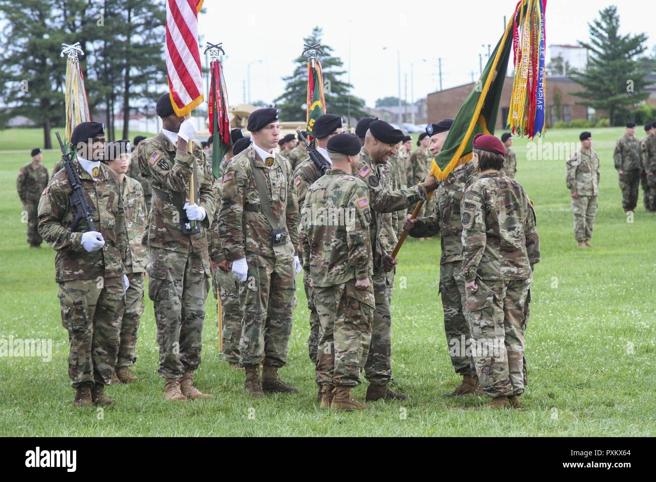 Le Sgt commande. Le major Jose F. Shorey, premier conseiller pour les soldats 716th bataillon de la police militaire affecté à la 16e Brigade sur MP Fort Bragg et attaché à la 101st Airborne Division (Air Assault), Brigade de soutien 101e Abn. Div., mains le bataillon de couleurs pour le lieutenant-colonel Michael R. Johnston, le commandant sortant de la 716th MP NE., au cours de la cérémonie de passation de commandement, le 15 juin 2017, à la division sur le champ de parade Fort Campbell, Kentucky. Banque D'Images