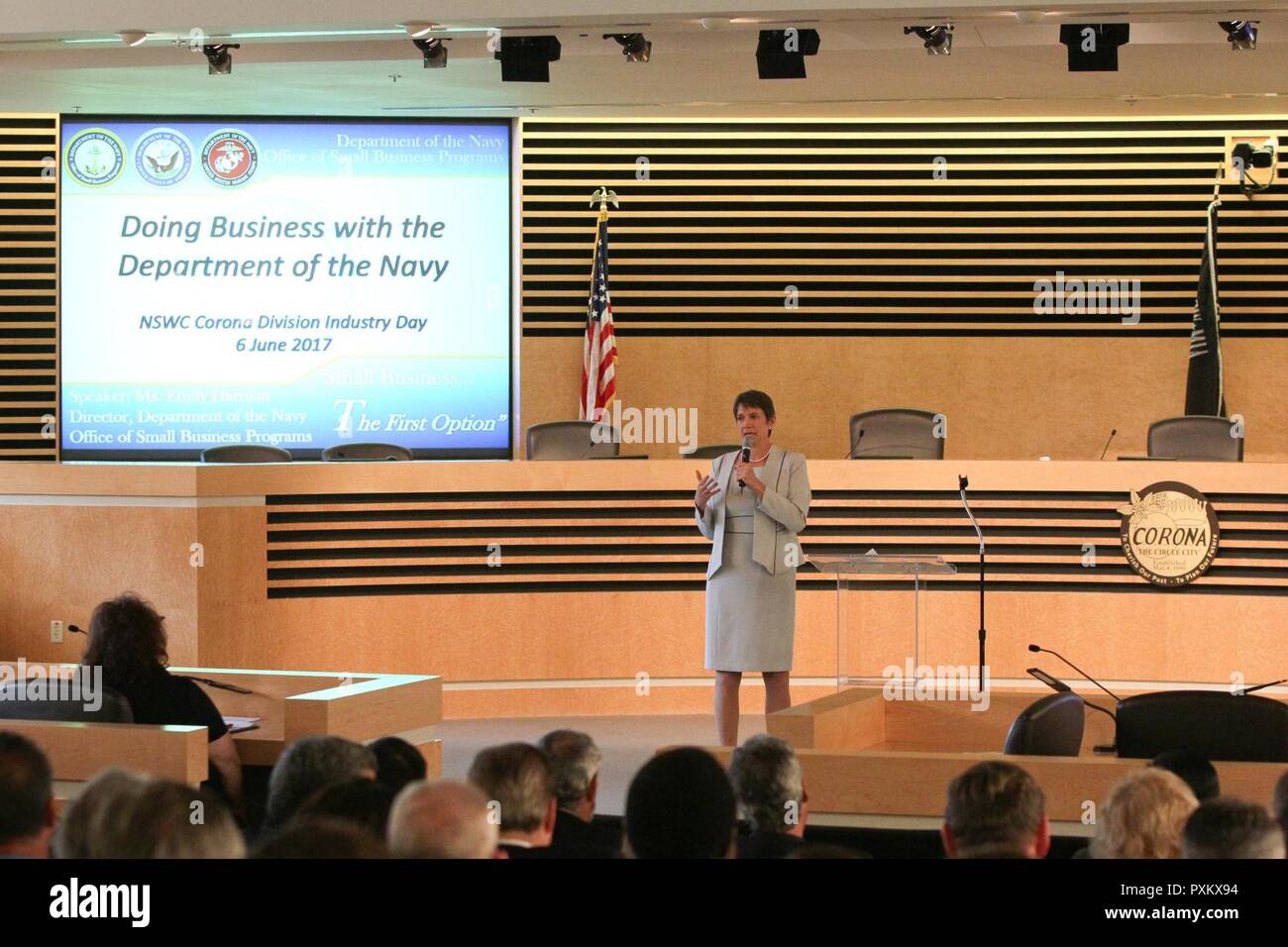 CORONA, Californie (6 juin 2017) Emily Harman (SES), Ministère de la Marine Bureau de petite entreprise directeur de programme, offre son discours lors de la Journée de l'industrie à Corona l'Hôtel de Ville. Le Naval Surface Warfare Center (CDSN), Division de la Corona a organisé, et organisée en coopération avec Riverside Community College District Centre d'assistance de l'approvisionnement, inclus une prévision des futures Corona CDSN partie/possibilités de sous-traitance ainsi que meet-and-greet sessions pour les fournisseurs de réseau avec le personnel du service technique. Banque D'Images