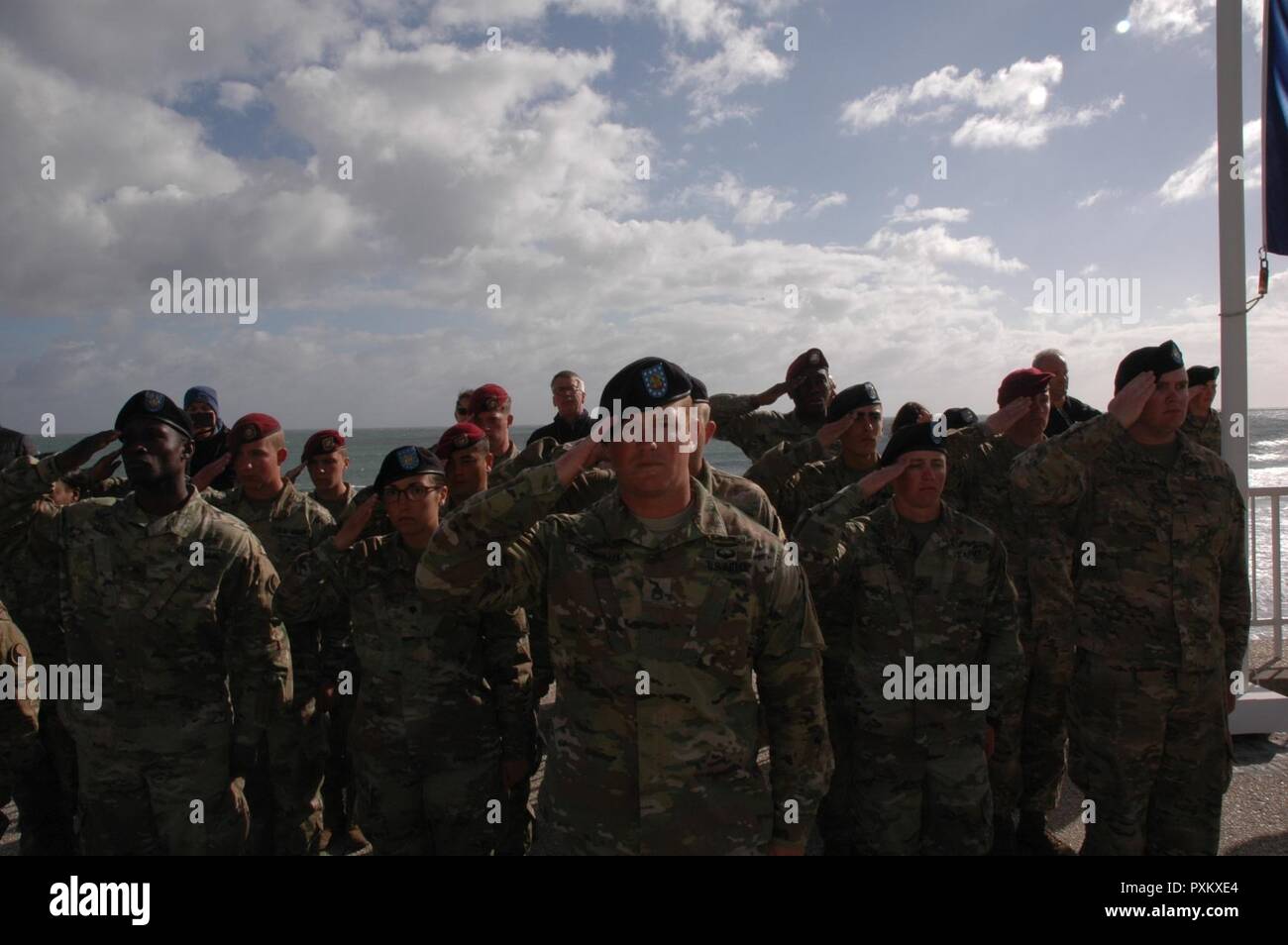 Les soldats de l'armée américaine participent à une cérémonie honorant les anciens combattants de la Seconde Guerre mondiale tenue à l'Omaha Beach Memorial à Saint Laurent-Sur-Mer, France, 6 juin 2017. La cérémonie commémore le 73e anniversaire du Jour J, le plus grand débarquement amphibies multi-national et opérationnel d'airdrop militaire dans l'histoire, et met en lumière l'engagement indéfectible des Etats-Unis d'alliés et partenaires européens. Dans l'ensemble, environ 400 membres des services d'unités en Europe et les États-Unis participent à des cérémonies D-Day events du 31 mai au 7 juin 2017. Banque D'Images