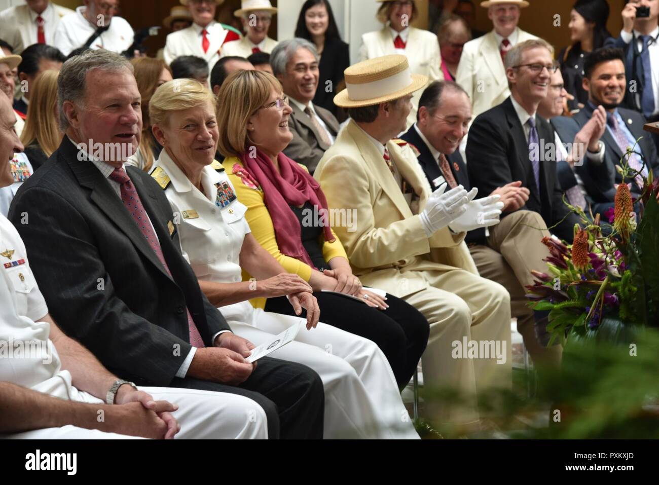 1 Portland, Oregon (8 juin 2017) Vice-amiral. Nora Tyson, commandant du 3e Flotte, assiste à la soeur du Maire Ville Réception tenue à l'Hôtel de ville de Portland Portland Rose Festival lors de la Fleet Week 2017. Le festival de Portland et la Fleet Week sont une célébration de la mer avec des services marins, marines, et des Gardes Côtes des États-Unis et du Canada faisant de la ville un port d'escale. Banque D'Images