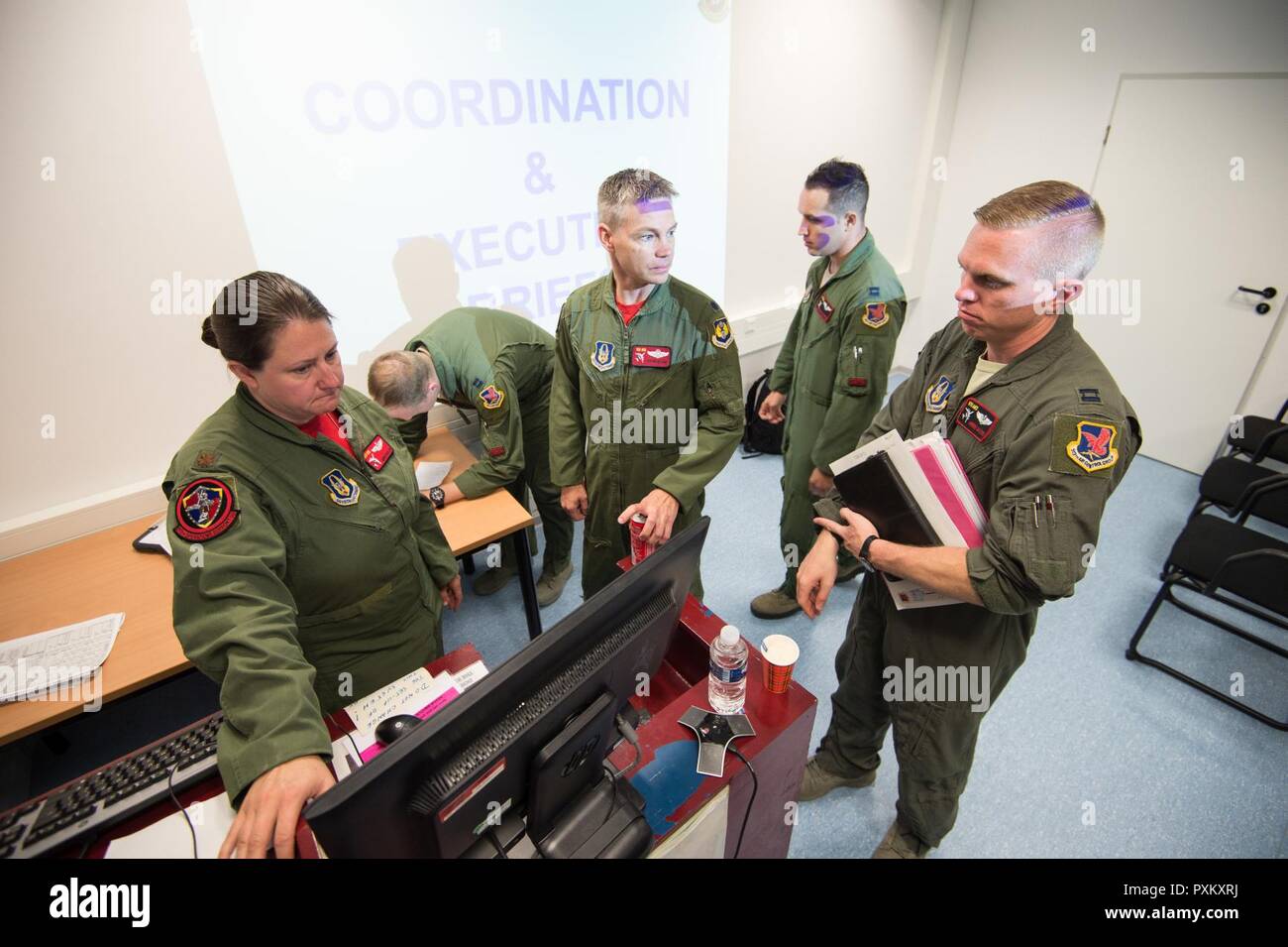 Les membres de l'équipage du 513e Escadron de soutien des opérations et leur 970e Airborne Air Control Squadron discuter des détails de la mission le 9 juin 2017, avant d'un équipage bref la base aérienne de l'OTAN à Geilenkirchen, en Allemagne. Les aviateurs sont une partie des près de 100 réservistes appuyer l'exercice BALTOPS 2017, qui implique 50 navires et sous-marins et 40 avions à partir de 14 nations membres. Banque D'Images