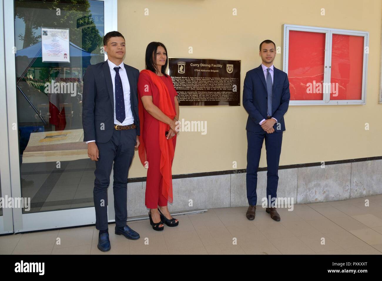 De gauche à droite, M. Brandon Curry, fils du 1er Sgt. Curry, Mme Lucia Maccatrozzo Curry, conjoint survivant du 1er Sgt. Curry, et M. Taylor Curry, fils de 1er Sgt. Curry, avec la plaque lors de la salle à manger du dévouement à la Caserma Ederle, Vicenza, Italie, 8 juin 2017. La salle centrale a été renommée en l'honneur du 1er Sgt. Michael Curry, tué au combat le 23 juillet 2007, tout en servant en tant que 1er Sgt. de société Delta, 1er Bataillon, 503e Régiment d'infanterie, 173e Brigade aéroportée. Banque D'Images