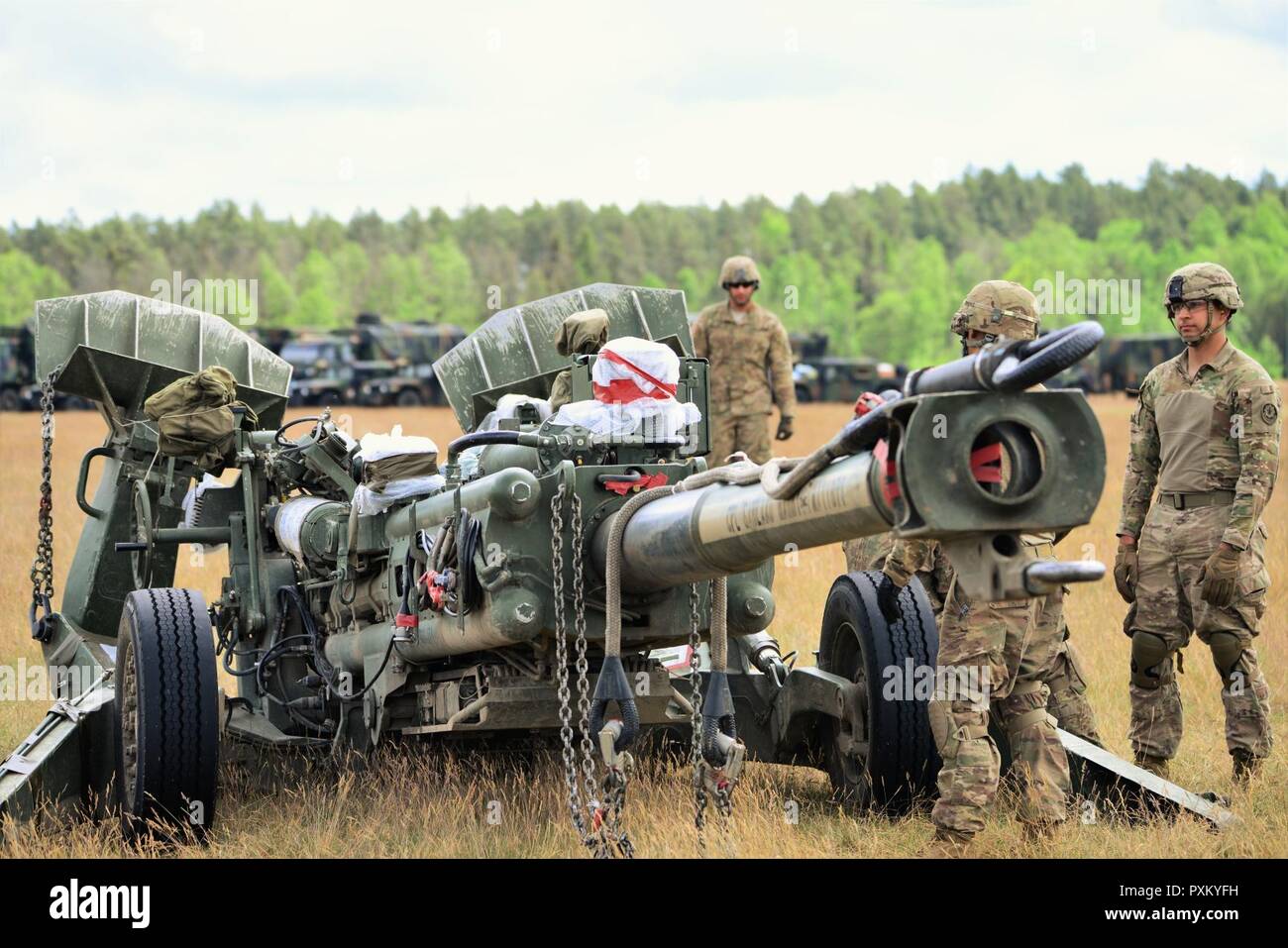 Pologne Groupe de combat des soldats américains conduite sling-charge avec la formation des M777 Bemowo Piskie près du secteur d'entraînement pendant la grève de sabre 17 Juin 7. Grève 17 Sabre de l'armée américaine est une force multinationale de l'Europe exercer des forces combinées menée chaque année pour renforcer l'alliance de l'OTAN dans la région de la Baltique et de la Pologne. L'exercice de cette année comprend et intégré de formation axés sur la dissuasion synchronisé conçu pour améliorer l'interopérabilité et à l'état de préparation des forces militaires des Nations Unies participantes 20. Banque D'Images