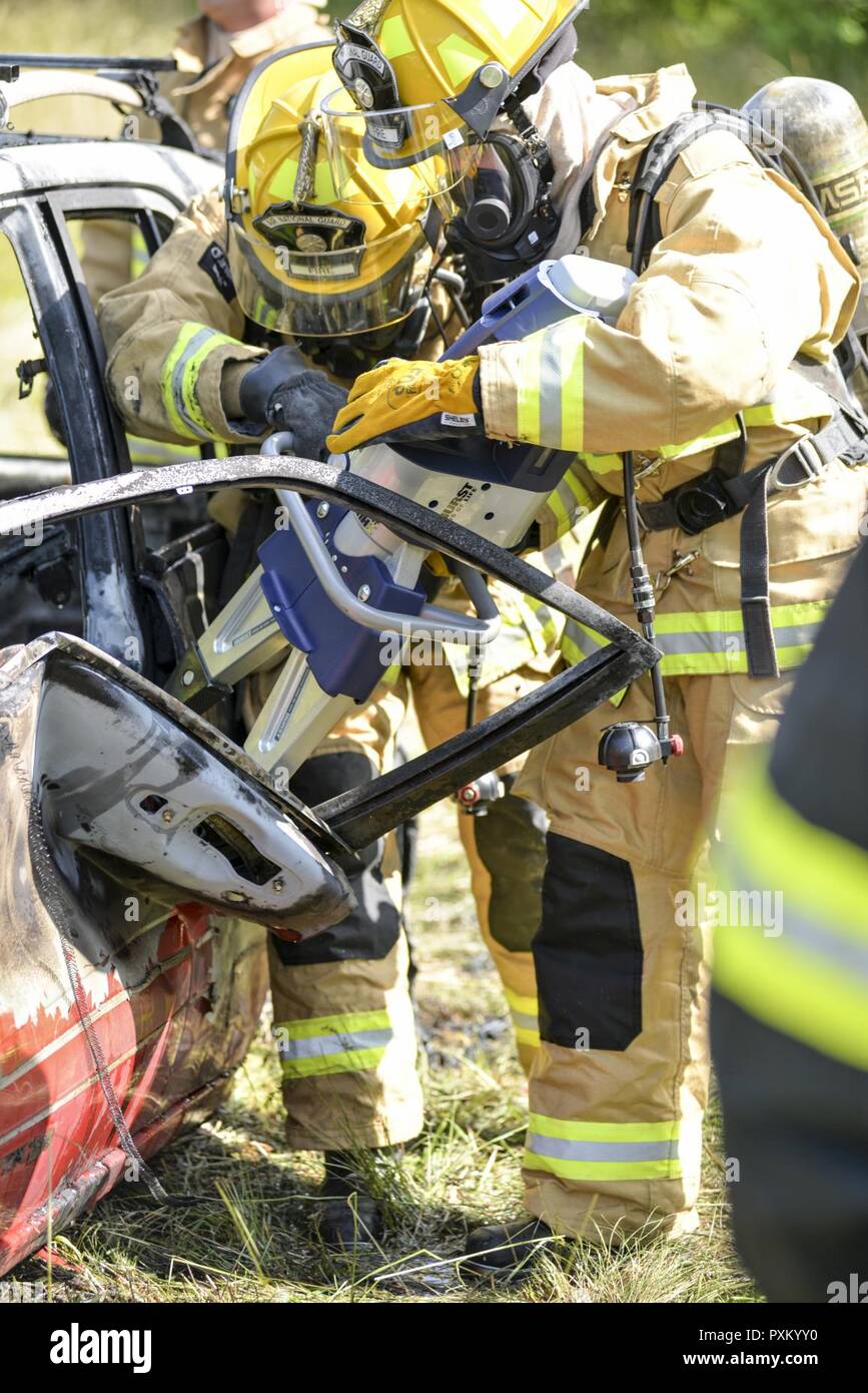 La Garde nationale de Caroline du Nord et de l'Air Guard recherche pompiers grâce à l'épave au cours d'exercices de simulation pour l'opération de vigilance dans la forêt d'État Catamount Dupont le 8 juin 2017. L'opération de vigilance (Catamount OEV) est un programme conjoint et civils des opérations nationales et régionales NCNG la sécurité intérieure de l'exercice. Banque D'Images