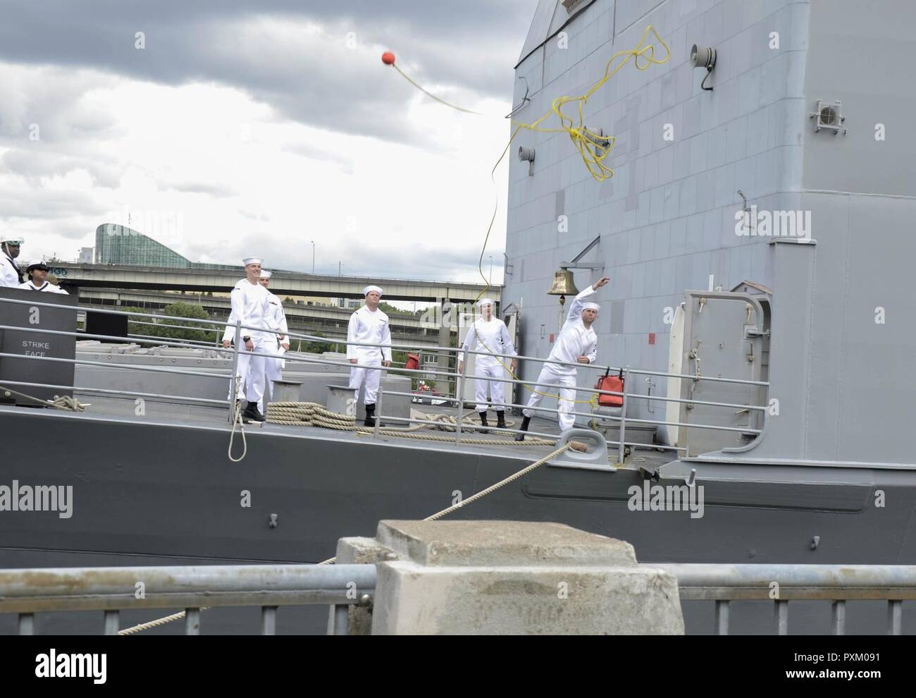 PORTLAND, OREGON (8 juin 2017) marins affectés à la classe Ticonderoga croiseur lance-missiles USS Bunker Hill (CG 52) chassé à la ligne pour les marins du sous-marin USS Frank offres câble (40) lors de leur arrivée à Portland pour la semaine du Festival. Le festival de Portland et la Fleet Week sont une célébration de la mer avec des services marins, marines, et les membres de la Garde côtière des États-Unis et du Canada faisant de la ville un port d'escale. Banque D'Images