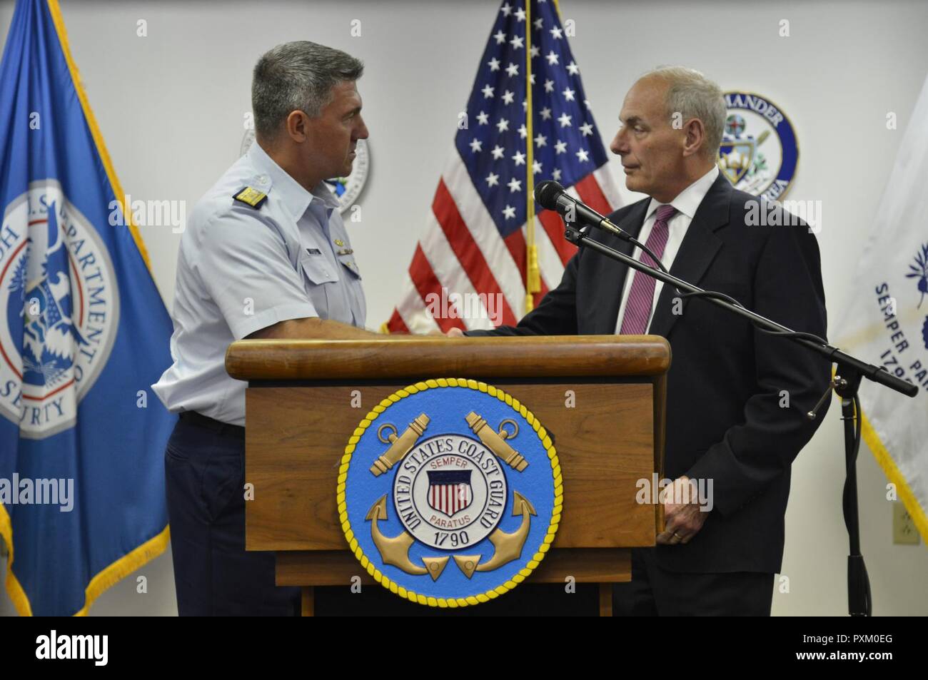 Vice-amiral. Karl L. Shultz, la Garde côtière de l'Atlantique, commandant, grâce Ministère de secrétaire à la sécurité intérieure, John Kelly pour visiter la région de l'Atlantique de la Garde côtière canadienne et le personnel du district de cinquième, le vendredi, 9 juin 2017, dans l'immeuble fédéral à Portsmouth Portsmouth, Virginia. Au cours de sa visite, Kelly a reconnu des équipes pour leurs réalisations et a parlé de sa vision de DHS. Banque D'Images