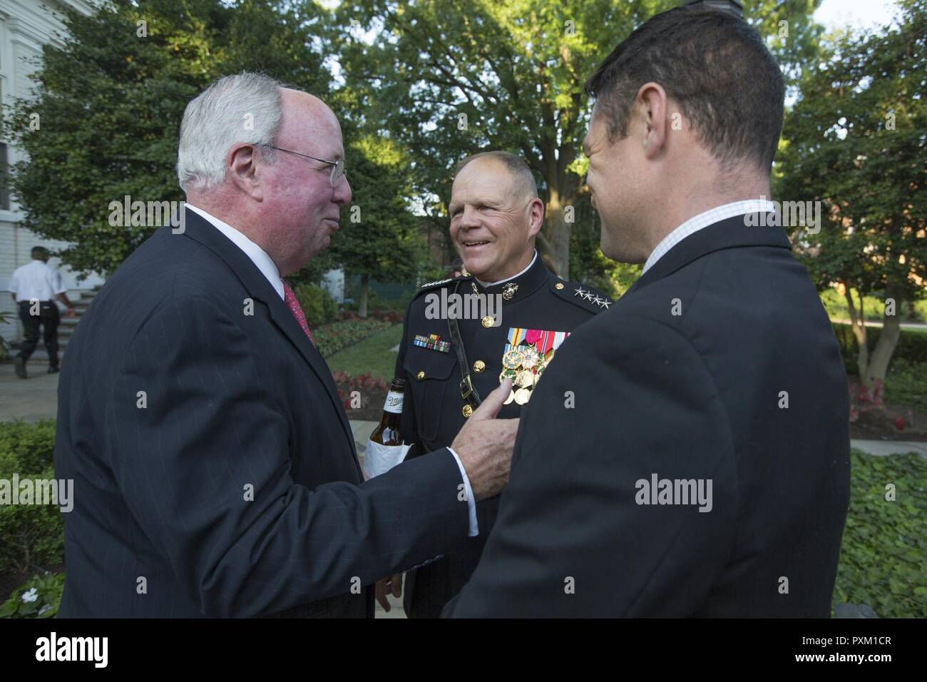 Commandant de la Marine Corps le général Robert B. Neller, centre, parle avec les clients avant une soirée chez Marine Barracks parade Washington, Washington D.C., 9 juin 2017. Neller a accueilli la parade et Sean Stackley, secrétaire à la marine, était l'invité d'honneur. Banque D'Images