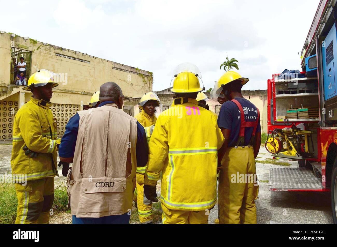 Les pompiers du service des incendies de Bridgetown, évaluer et aider un acteur bénévole lors d'un forage à grand nombre de blessés à l'emplacement de l'ancienne Glendairy Prison. Le scénario était basé sur l'idée qu'un séisme a provoqué un effondrement de l'hôtel et services d'urgence locaux et Force de défense de la Barbade (BDF) personnel travaillaient ensemble à sauver et à traiter les victimes. Tradewinds 2017 L'équipe d'évaluation et d'observation régionale (ROAT) des membres de plusieurs pays, vu l'exercice de prendre des notes et créer une évaluation pour les fonctionnaires de la Barbade. Le rapport contient des idées de façons les services d'urgence Banque D'Images