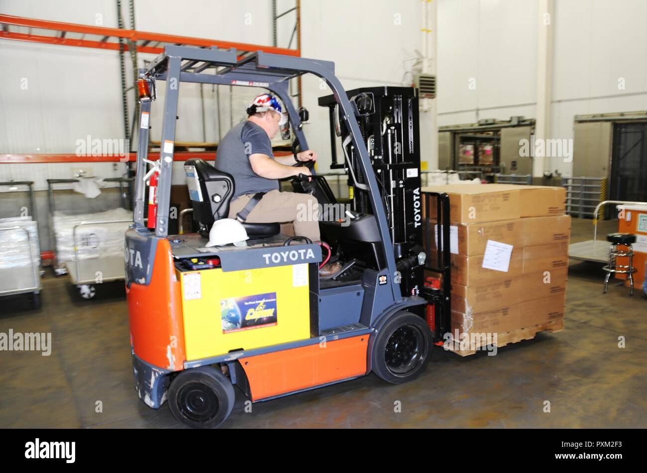 Conducteur de véhicules automobiles Kris avec le mineur du Centre de préparation logistique Gestion de l'offre de subsistance (SSMO) boîtes de nourriture se déplace avec un chariot élévateur après un accouchement, 1 juin 2017, dans le bâtiment 490 à Fort McCoy, Wisconsin la SSMO, reçoit des ordres, et distribue des rations alimentaires et tous les aliments nécessaires pour chaque exercice à Fort McCoy ainsi que pour les unités de combat des week-end, prolongé, ou de formation annuel. Le personnel de la SSMO ordonne également rations, comme les repas, prêt à manger, grâce à l'Agence de Logistique de la défense et qu'ils ont terminé la série pour l'alimentation pour les services de restauration par le biais d'un fournisseur principal. Après del Banque D'Images