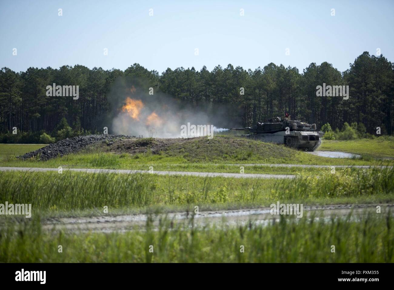 Les Marines américains avec la Compagnie Alpha, 2e Bataillon, 2d Marine Division (2D MARDIV), les incendies du canon principal au cours de la 14e conférence annuelle de la concurrence (Tigre) TIGERCOMP au SR-10 sur la plage Camp Lejeune, N.C., 9 juin 2017. Le but d'TIGERCOMP est de tester chaque Marine tank crew's à prendre des décisions, la communication, la compétence technique et la cohésion dans l'exploitation du M1A1 Abrams tank. Banque D'Images