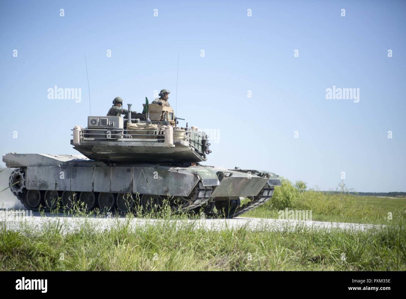 Les Marines américains avec la Compagnie Alpha, 2e Bataillon, 2d Marine Division (2D MARDIV), retour à la position de départ lors de la 14e conférence annuelle à TIGERCOMP SR-10 sur la plage Camp Lejeune, N.C., 9 juin 2017. Le but d'TIGERCOMP est de tester chaque Marine tank crew's à prendre des décisions, la communication, la compétence technique et la cohésion dans l'exploitation du MIA1 Abrams tank. Banque D'Images