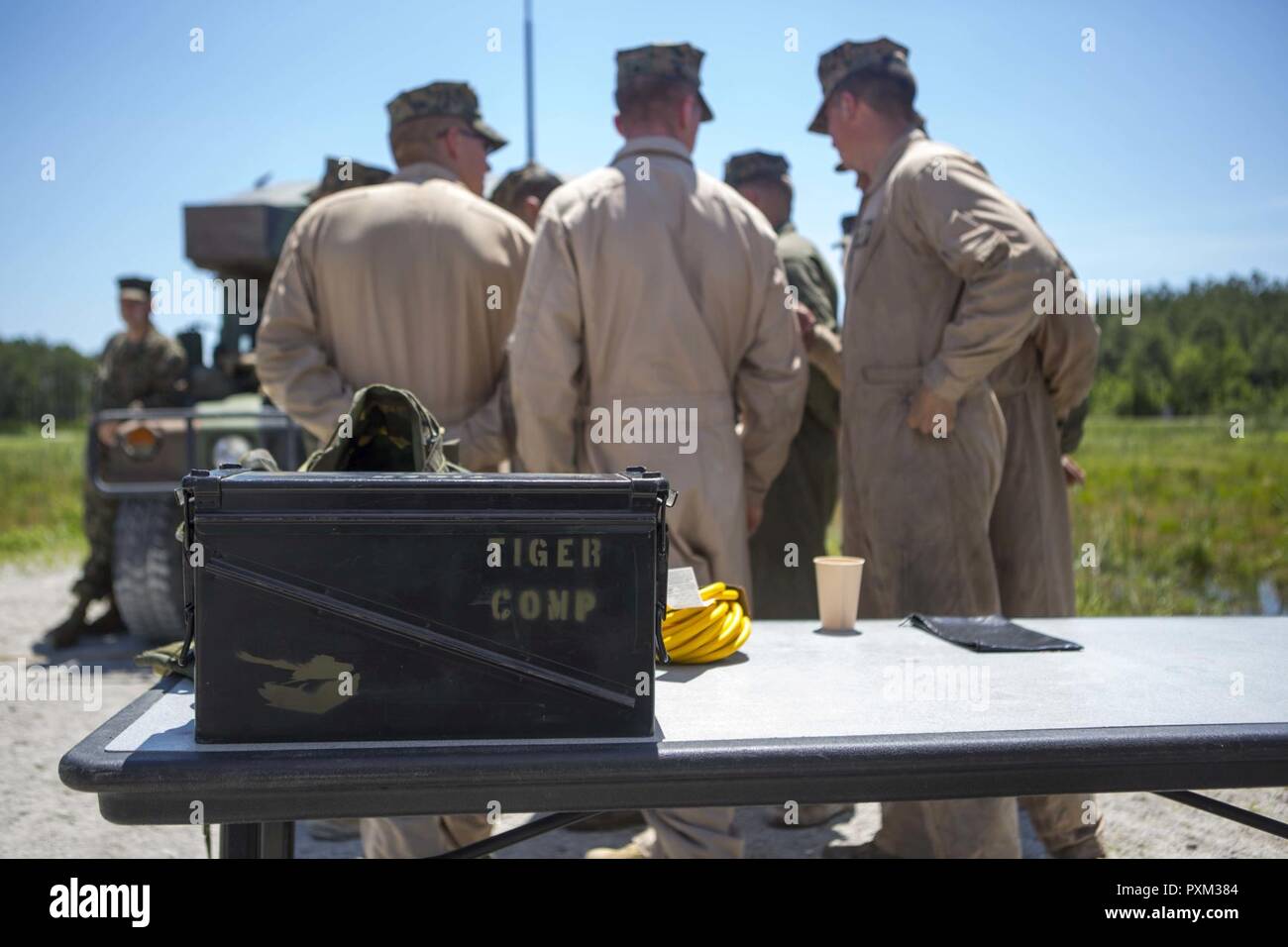 Les Marines américains avec la Compagnie Bravo, 1er Bataillon, 1re Division de Marines (1er MARDIV), la Compagnie Alpha, 2e Bataillon, 2d Marine Division (2D MARDIV), et la Compagnie Alpha, 4e Bataillon, 4e Division de Marines (4E MARDIV) se préparer à être décerné lors de la 14e édition du Concours (Tigre) TIGERCOMP au SR-10 sur la plage Camp Lejeune, N.C., 9 juin 2017. Le but d'TIGERCOMP est de tester chaque Marine tank crew's à prendre des décisions, la communication, la compétence technique et la cohésion dans l'exploitation du M1A1 Abrams tank. Banque D'Images