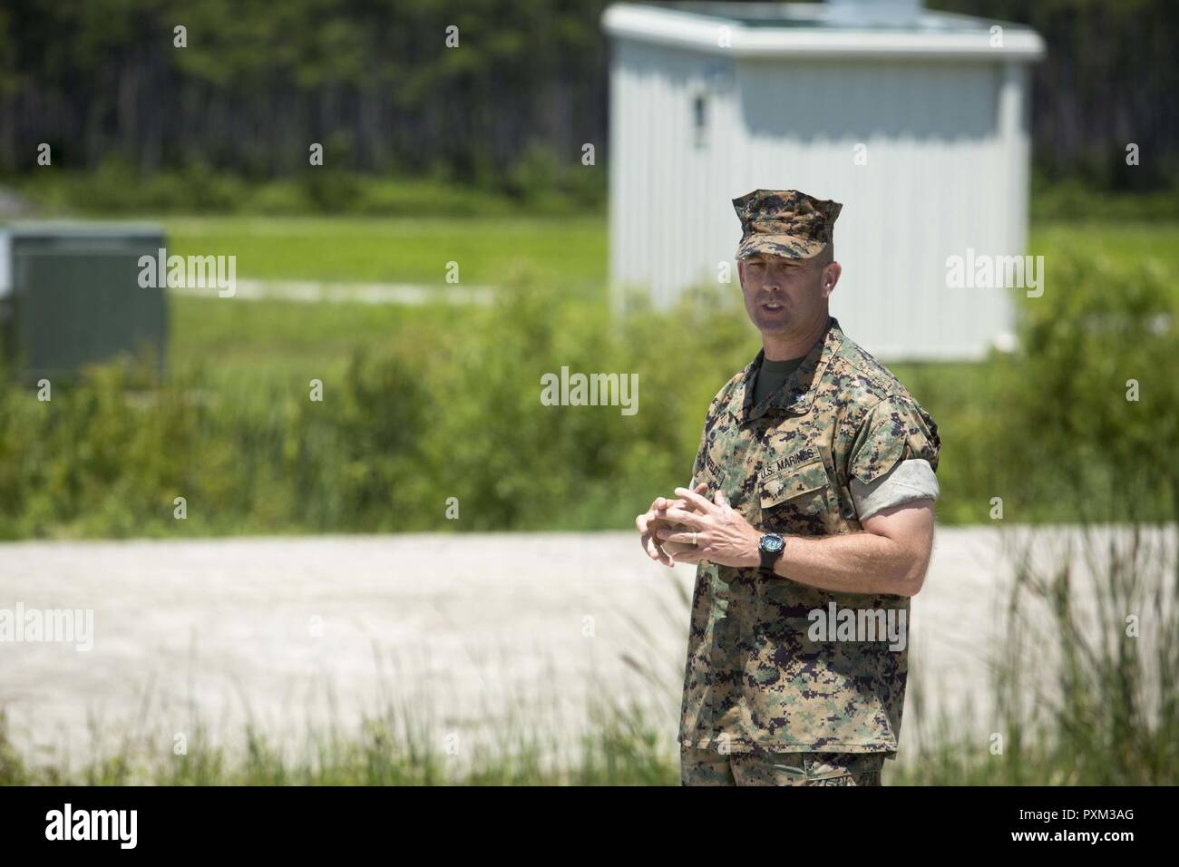 Le Lieutenant-colonel du Corps des Marines des États-Unis Lance J. Langfeldt, commandant, 2e Bataillon, 2d Marine Division (2D MARDIV) partage quelques mots au cours de la 14e conférence annuelle de la concurrence (Tigre) TIGERCOMP au SR-10 sur la plage Camp Lejeune, N.C., 9 juin 2017. Le but d'TIGERCOMP est de tester chaque Marine tank crew's à prendre des décisions, la communication, la compétence technique et la cohésion dans l'exploitation du M1A1 Abrams tank. Banque D'Images