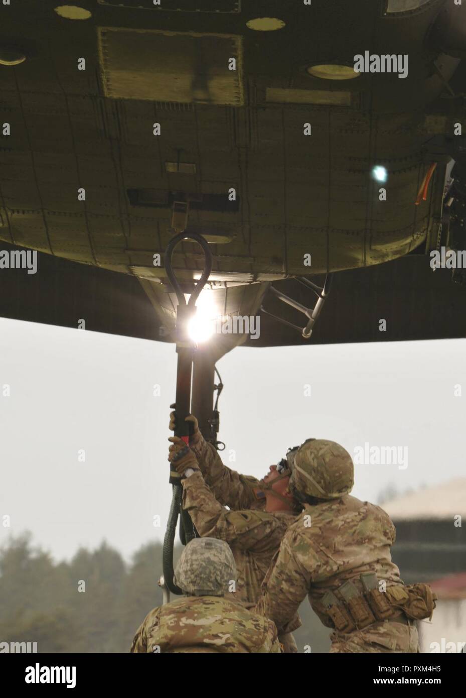 Les étudiants Pathfinder atteler une charge à un UH-60 Black Hawk au cours de la cours Pathfinder s'est déroulée au Camp Rilea à Pagosa Springs, New York, 7 juin 2017. Les étudiants apprennent à mettre en place une zone d'atterrissage pour hélicoptère, une zone de chute, et de faire une charge dans le cadre si la formation. Banque D'Images