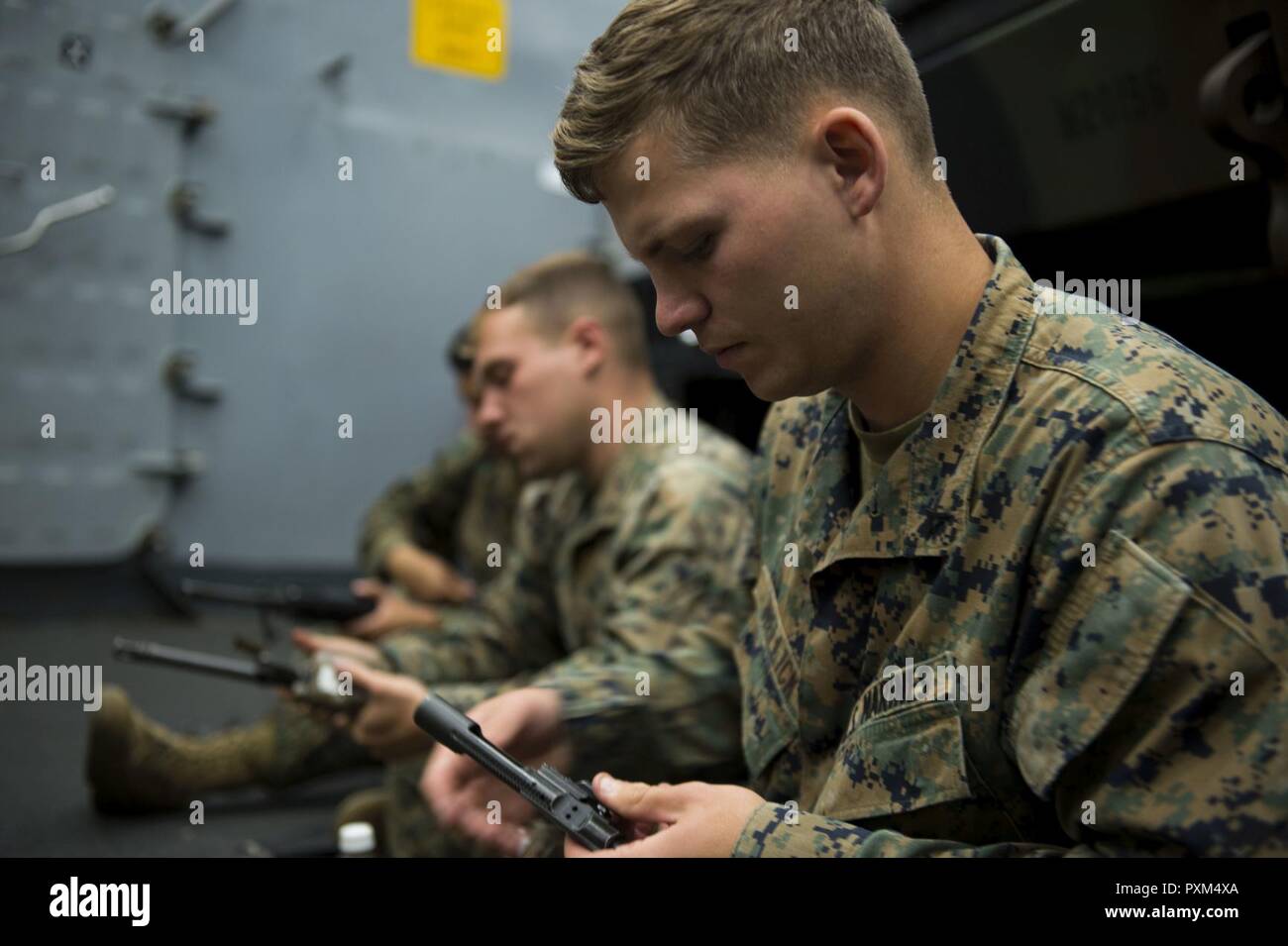 Océan Pacifique 6 (5 juin 2017) Le Cpl. Jake Carriveau, un natif de Detroit, affecté à la 15e unité expéditionnaire de marines, à bord du navire de débarquement quai amphibie USS Pearl Harbor (LSD 52), nettoie un fusil d'assaut M16 dans l'équipage du pont du coffre. Pearl Harbor est actuellement en cours, la réalisation d'un exercice de Certification (CERTEX) dans le cadre de la troisième et dernière phase des qualifications pour leur déploiement à venir. L'Amérique du groupe amphibie est composé de plus de 1 800 marins et 2 600 Marines américains affectés à l'assaut amphibie USS America (LHA 6), le quai de transport amphibie USS Sa Banque D'Images