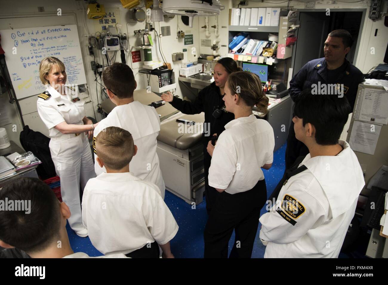 PORTLAND, OREGON (8 juin 2017) Le lieutenant Cmdr. Suzanne McVey, un réserviste de la Marine affectés au Centre de soutien opérationnel de la Marine, Portland se réunit avec les Cadets de la marine à bord de la classe Ticonderoga croiseur lance-missiles USS Bunker Hill (CG 52) pendant la semaine du Festival et de la flotte de Portland. Le festival et la Fleet Week Portland sont une célébration de la mer avec des services marins, marines, et les membres de la Garde côtière des États-Unis et du Canada. Banque D'Images