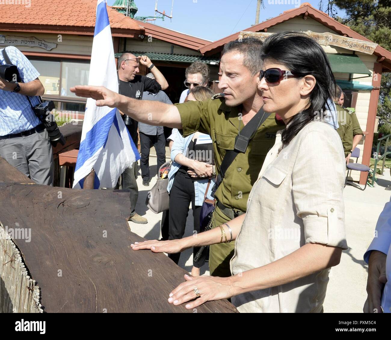 Représentant permanent des États-Unis à l'ONU, l'Ambassadeur Nikki Haley, visité le kibboutz Misgav Am situé sur la frontière nord d'Israël avec le Liban aujourd'hui, le 8 juin 2017. Elle a observé la région du sud du Liban et ont entendu des exposés d'officiers des FDI et les forces de la FINUL. Banque D'Images