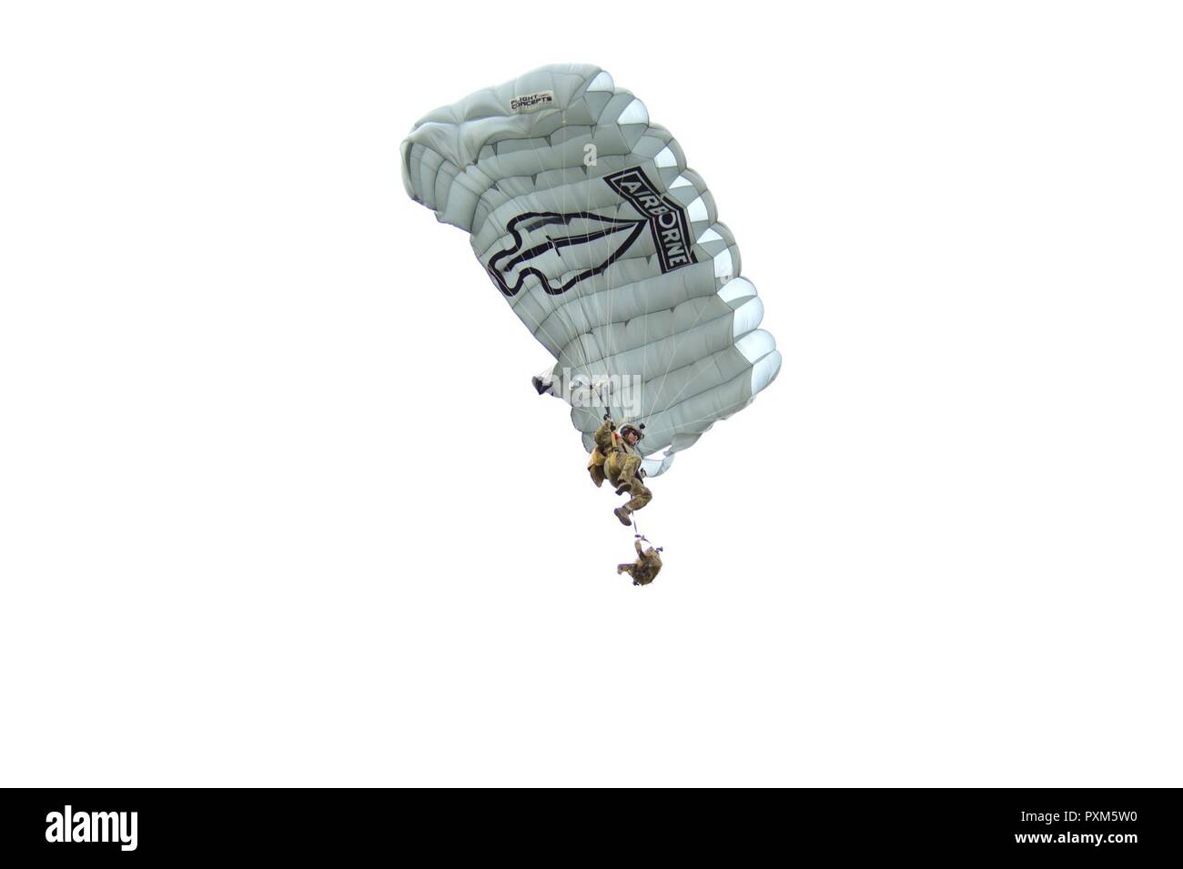 Membre de la USASOC L'équipe de parachutistes de la Dague noire s'apprête à atterrir au cours d'un exercice des capacités organisé par United States Army Special Operations Command 6 juin sur Fort Bragg, N.C. Banque D'Images