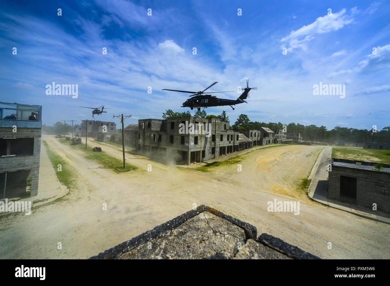 De l'hélicoptères Blackhawk 160e Special Operations Aviation Regiment (Airborne) hover tandis que ceux des États-Unis Army Rangers se préparent à corde rapide sur les bâtiments au cours de l'exercice des capacités organisé par United States Army Special Operations Command 6 juin sur Fort Bragg, N.C. Banque D'Images