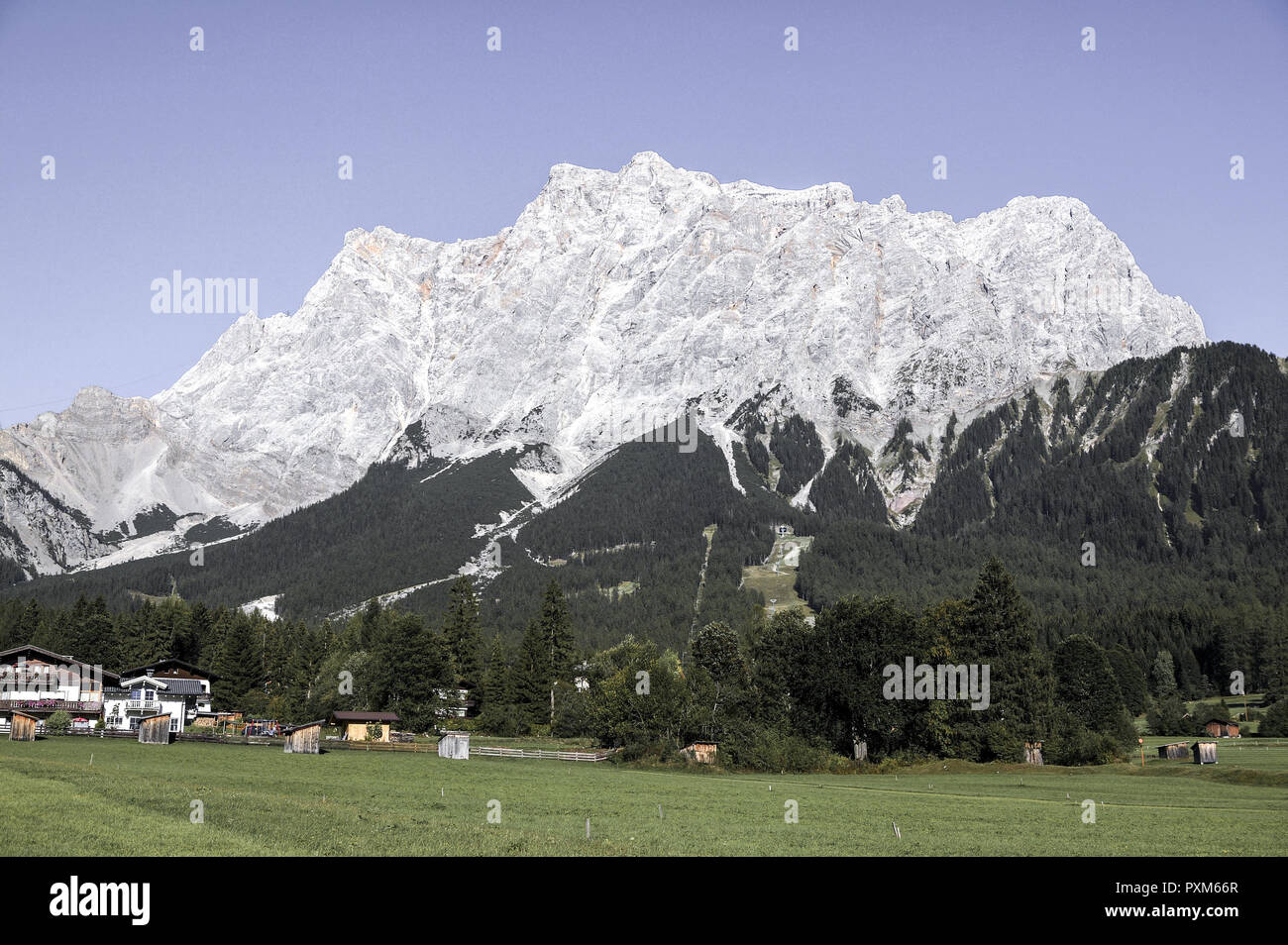Tirol Zugspitze Ehrwald Ortsansicht Wettersteingebirge Europa Nordtirol Fernpassroute Ortschaft Ort Gebirge Berg Berglandschaft Aussen Geographie Wies Banque D'Images