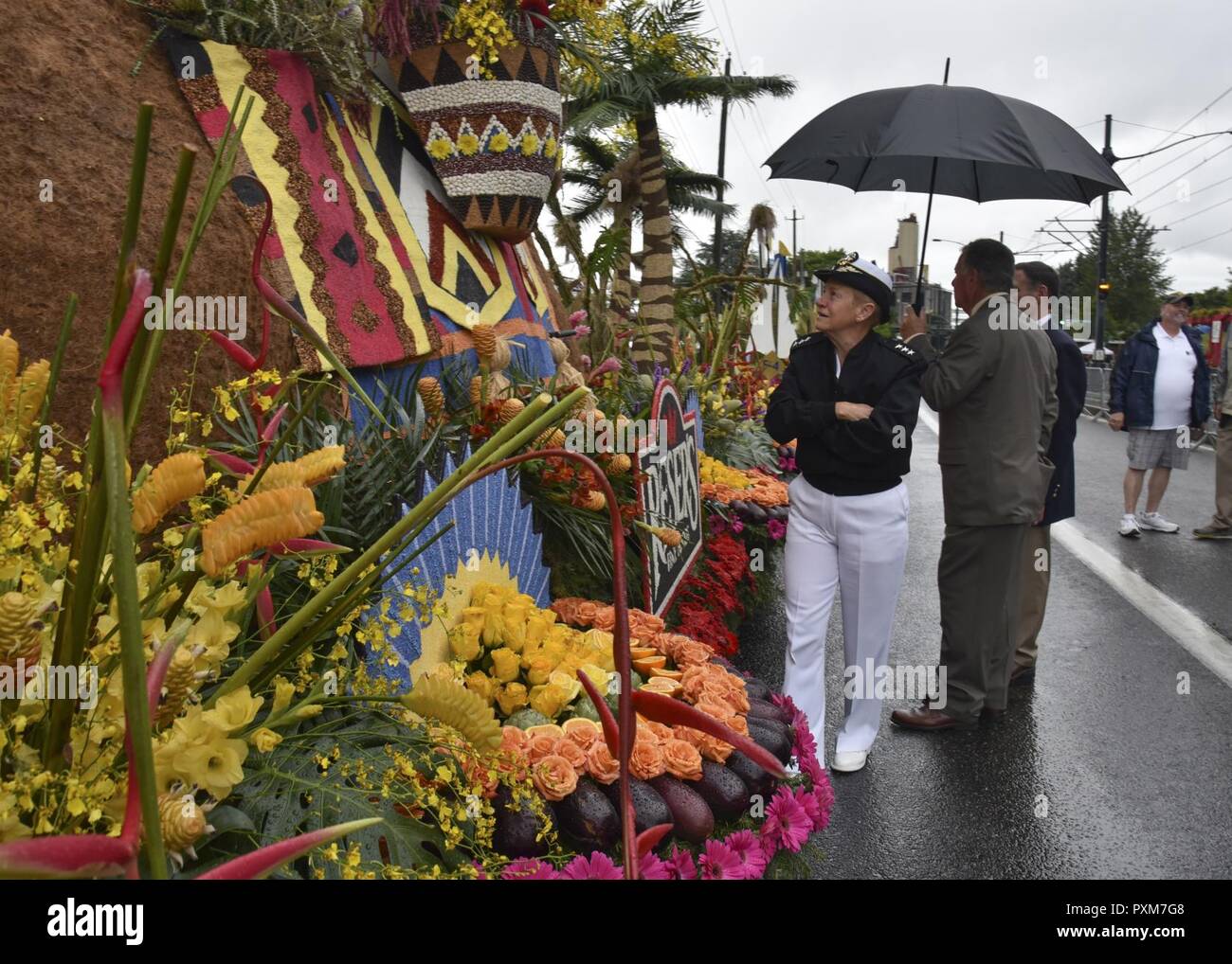 3 Portland, Oregon (10 juin 2017) Vice-amiral. Nora Tyson, commandant du 3e Flotte, assiste à la Grand Parade Floral aperçu de flottement au cours de Portland Rose Festival Fleet Week 2017. Le festival de Portland et la Fleet Week sont une célébration de la mer avec des services marins, marines, et les membres de la Garde côtière des États-Unis et du Canada faisant de la ville un port d'escale. Banque D'Images