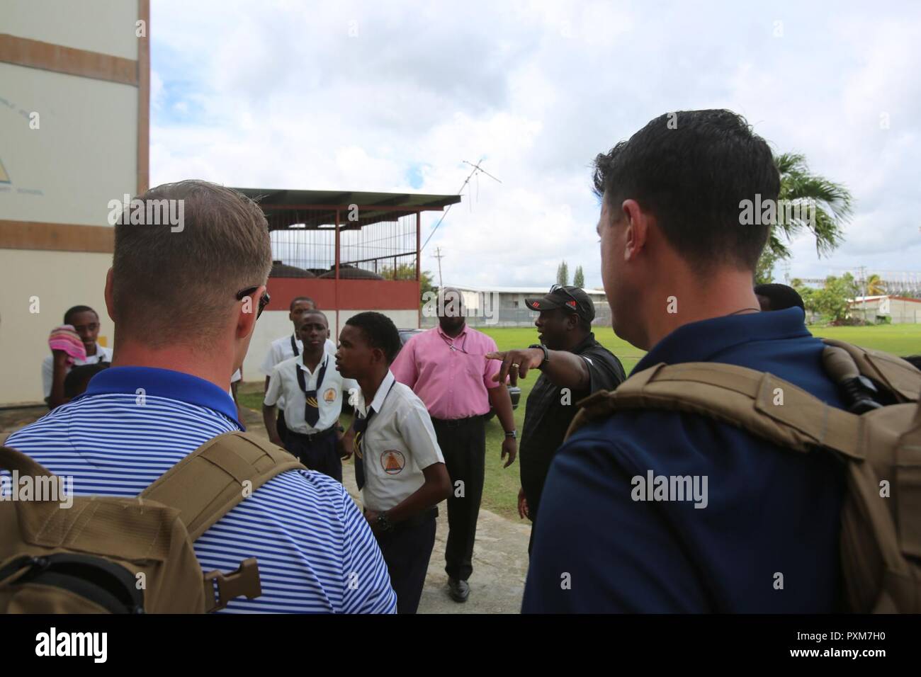 Les Marines américains affectés à la 4ème visite du Groupe des affaires civiles des étudiants de l'École secondaire West Mucurapo à Port-of-Spain, Trinité-et-Tobago, au cours de la Phase II de l'exercice Tradewinds 2017, le 13 juin 2017. Les Marines a fait don de matériel sportif à l'école programme d'athlétisme et a mené plusieurs évaluations de l'installation. Tradewinds, un rapport annuel U.S. Southern Command-parrainé l'exercice, réunit 20 nations partenaires pour accroître la sécurité des Caraïbes et la capacité combinée de lutte contre le terrorisme transnational et le crime organisé, et d'améliorer l'aide humanitaire et des secours en capacités. Banque D'Images