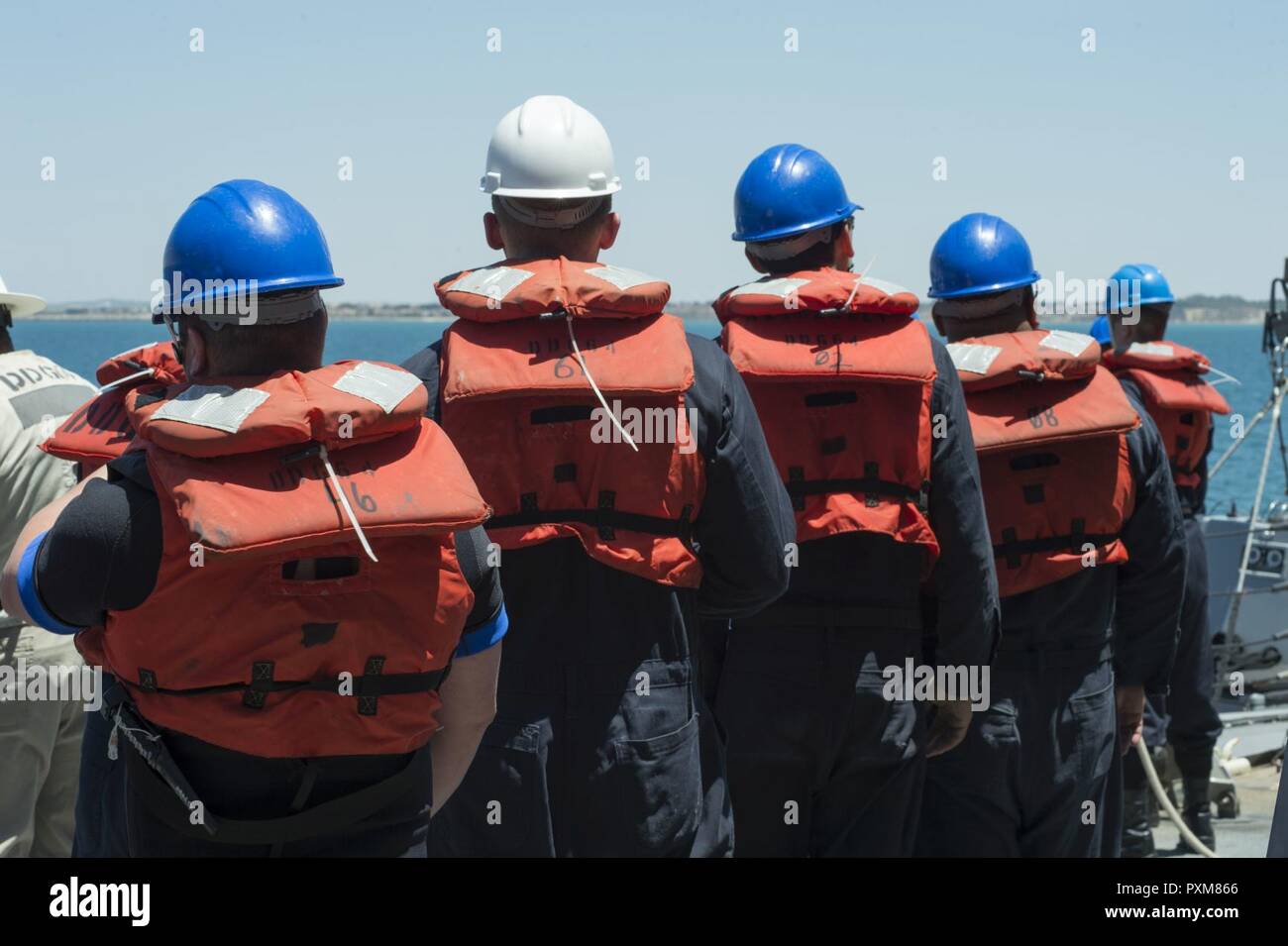 ROTA, ESPAGNE (11 juin 2017) - Les marins à bord de la classe Arleigh Burke destroyer lance-missiles USS Carney (DDG 64) mener des opérations de sauvetage de petites embarcations pour un transfert de personnel à Rota, Espagne, le 11 juin 2017. Carney, l'avant-déployé à Rota, Espagne, effectue actuellement sa troisième patrouille dans la sixième flotte américaine zone d'opérations à l'appui de la sécurité nationale des États-Unis en Europe. Banque D'Images