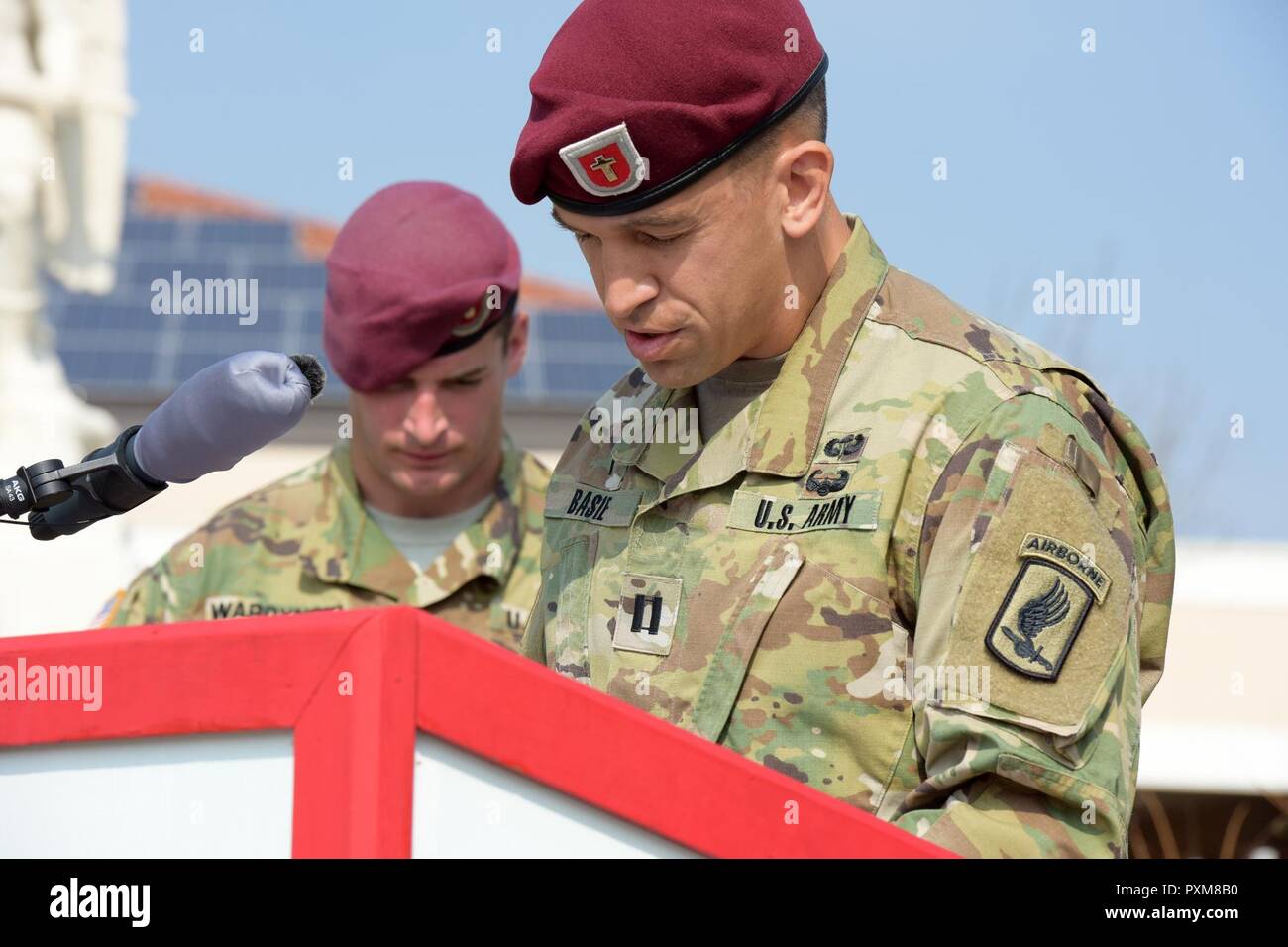 Le Capitaine parachutiste de l'ARMÉE AMÉRICAINE Michael J. Basie, aumônier du 54e bataillon du génie de la Brigade, 173e Brigade aéroportée, donne à l'invocation, au cours de 54e bataillon du génie de la Brigade, 173e Brigade aéroportée, cérémonie de passation de commandement, à la Caserma Del Din à Vicenza, Italie, le 13 juin 2017. La 173e Brigade aéroportée, basée à Vicenza, Italie, est la force de réaction d'urgence de l'armée en Europe, et il est capable de projeter des forces canadiennes de mener toute la gamme des opérations militaires de l'ensemble des États-Unis, d'Europe et d'Afrique centrale Commandes domaines de responsabilité. Banque D'Images
