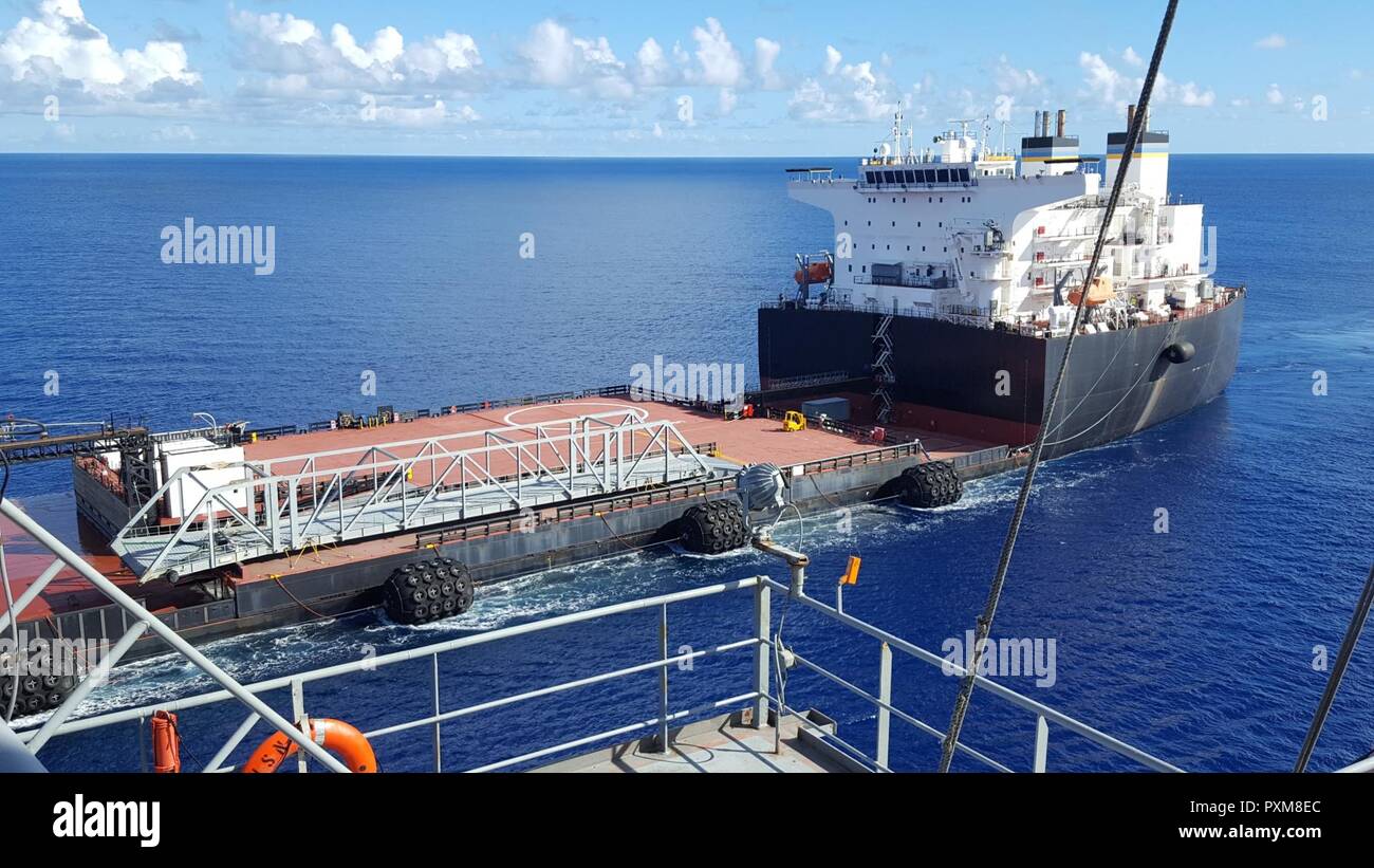 Océan Pacifique-militaire du Commandement maritime quai transfert expéditionnaire USNS Montford Point (T-ESD 1) approches grand, moyen débit, des ship USNS Soderman (T-AKR 317) au cours d'un exercice seabasing près de Saipan, 13 juin. Banque D'Images